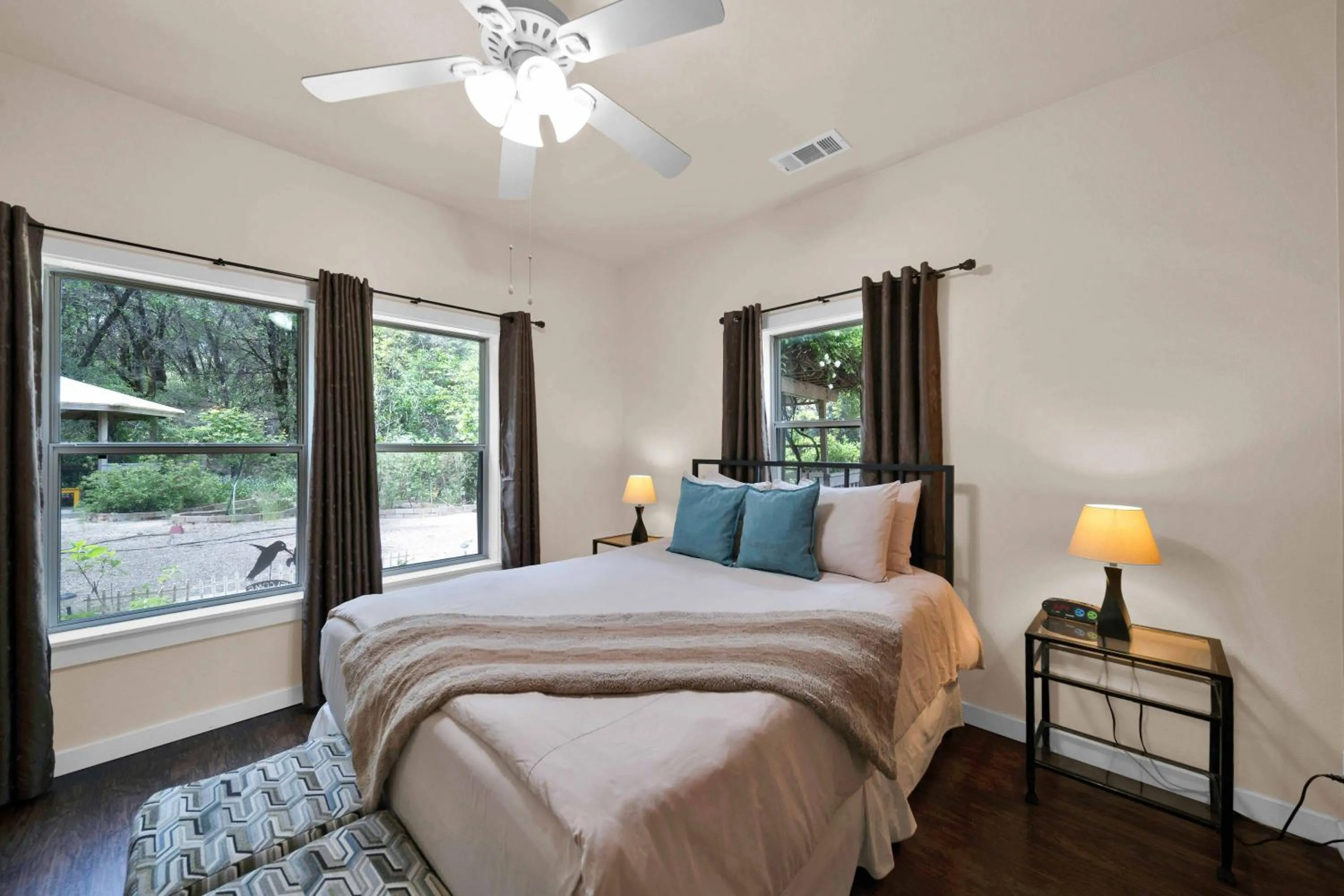 Bed in The Inn at Shasta Lake