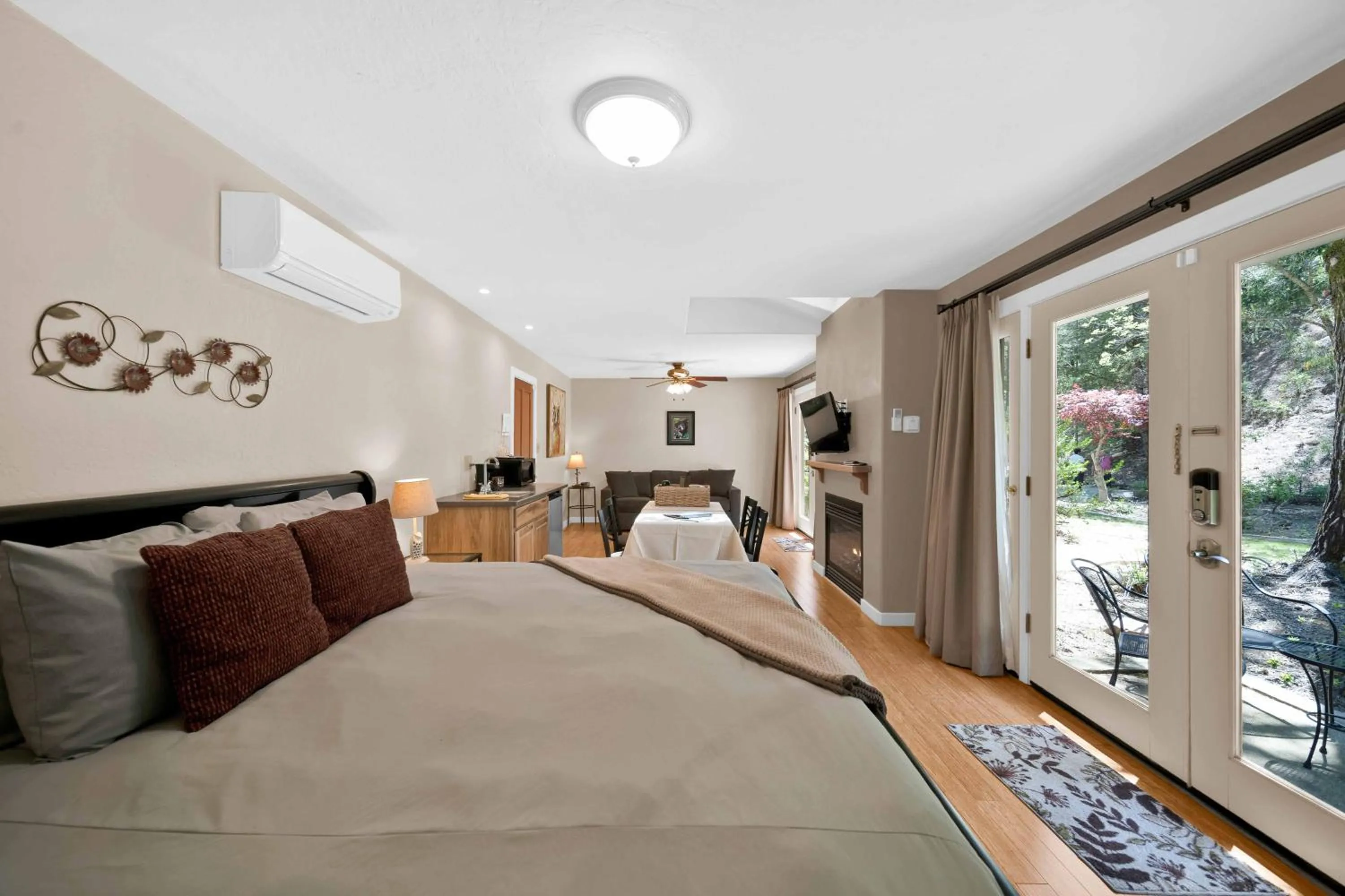 Photo of the whole room, Bed in The Inn at Shasta Lake