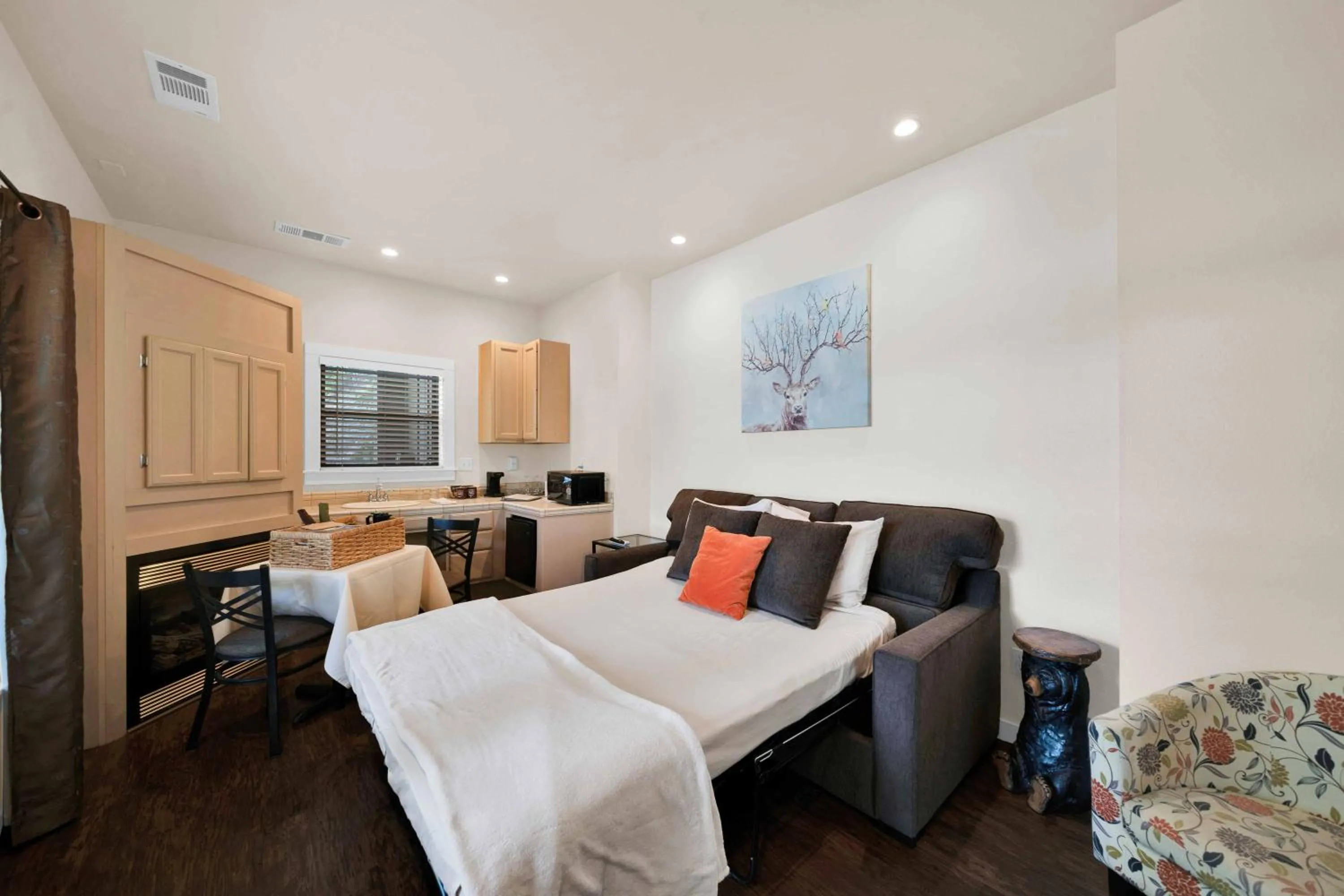 Bed in The Inn at Shasta Lake