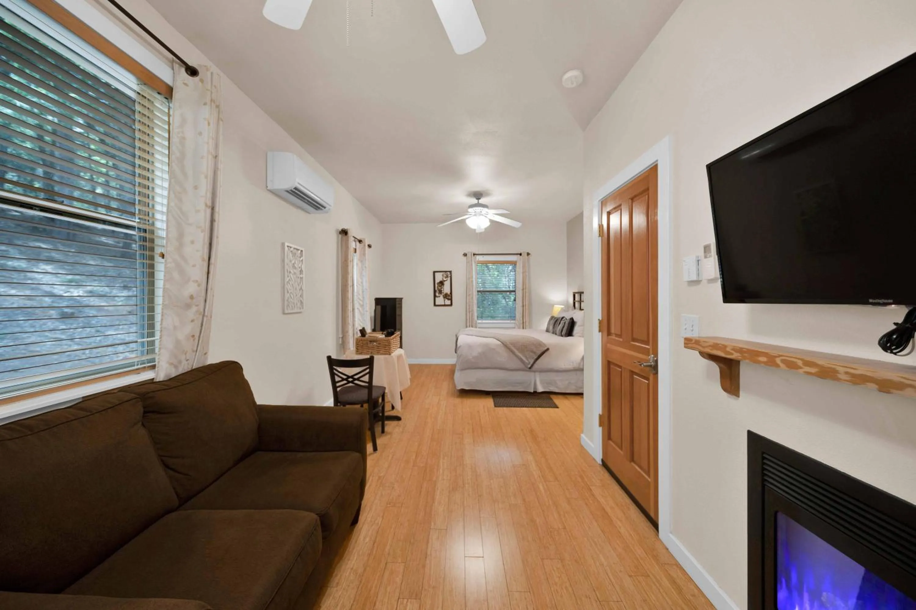 Bed in The Inn at Shasta Lake