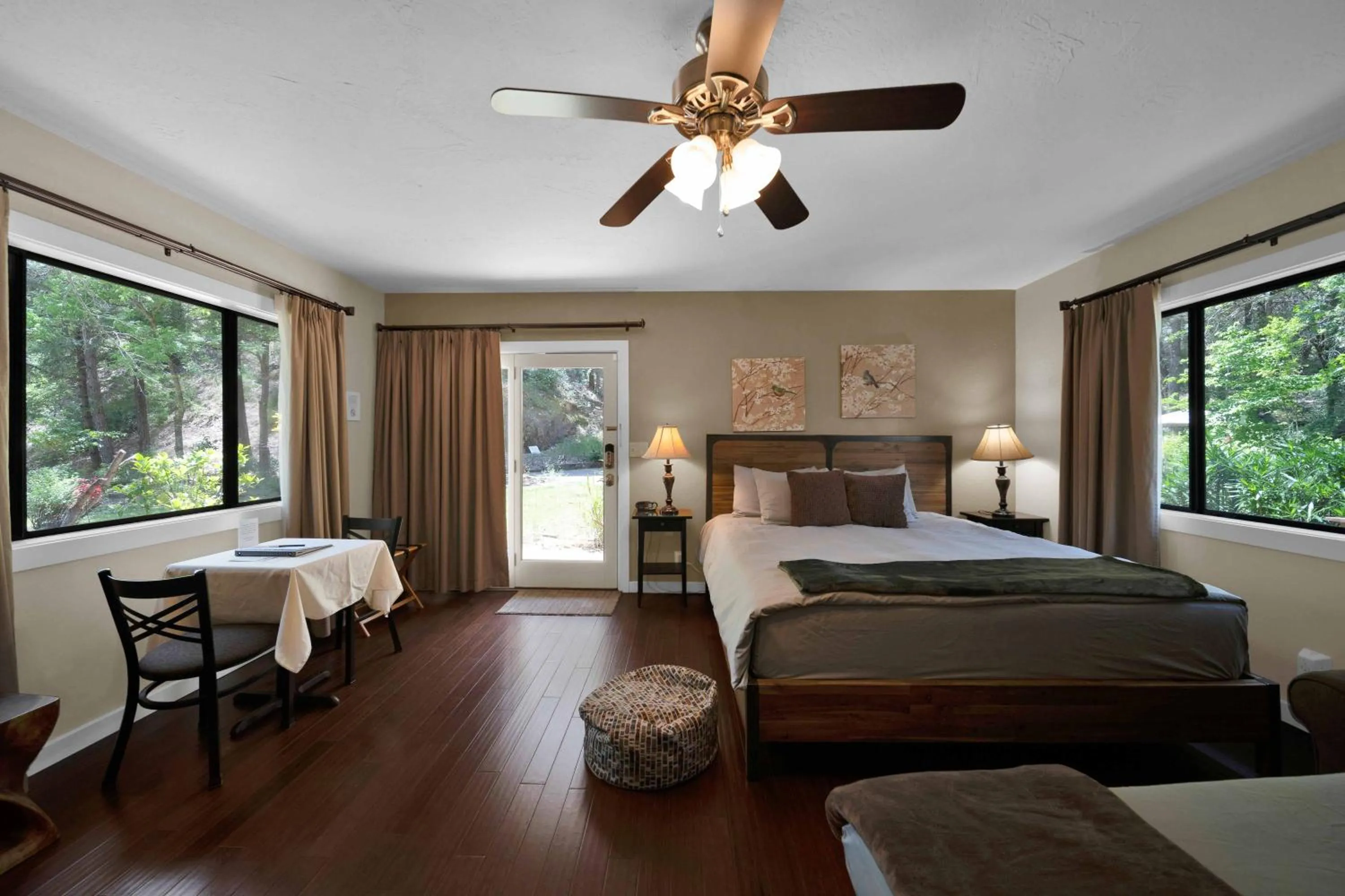 Bed in The Inn at Shasta Lake