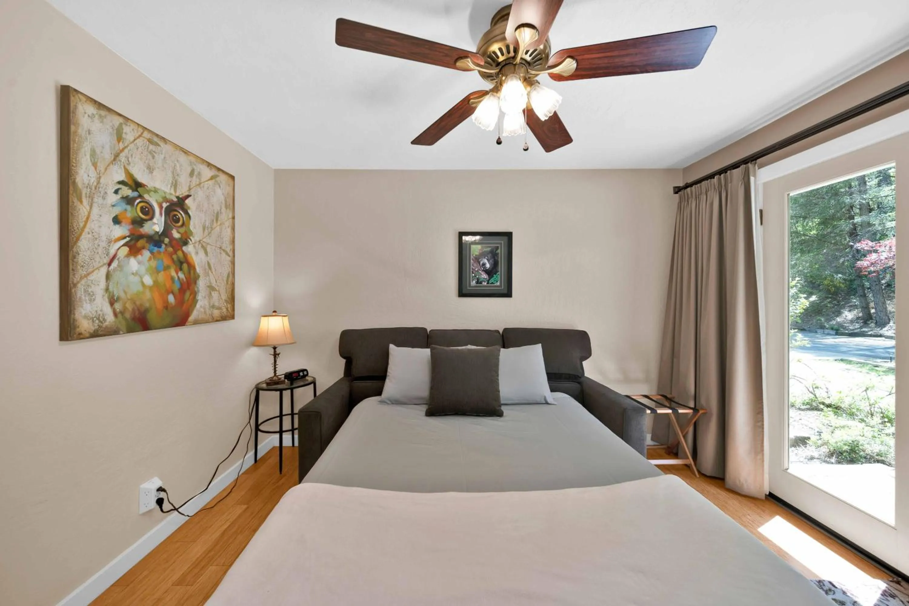 Bed in The Inn at Shasta Lake