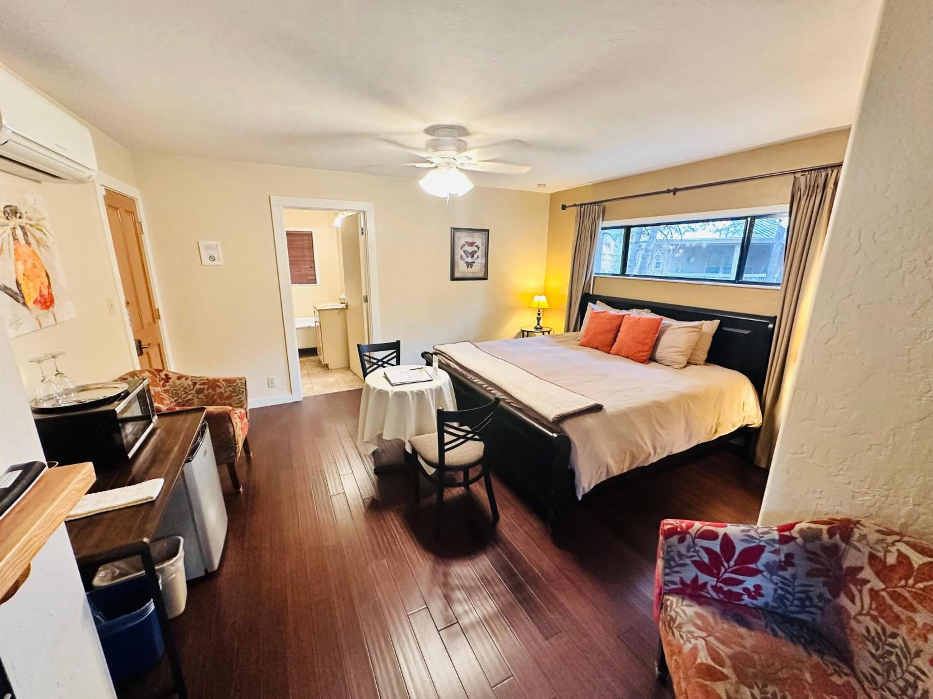 Bed in The Inn at Shasta Lake