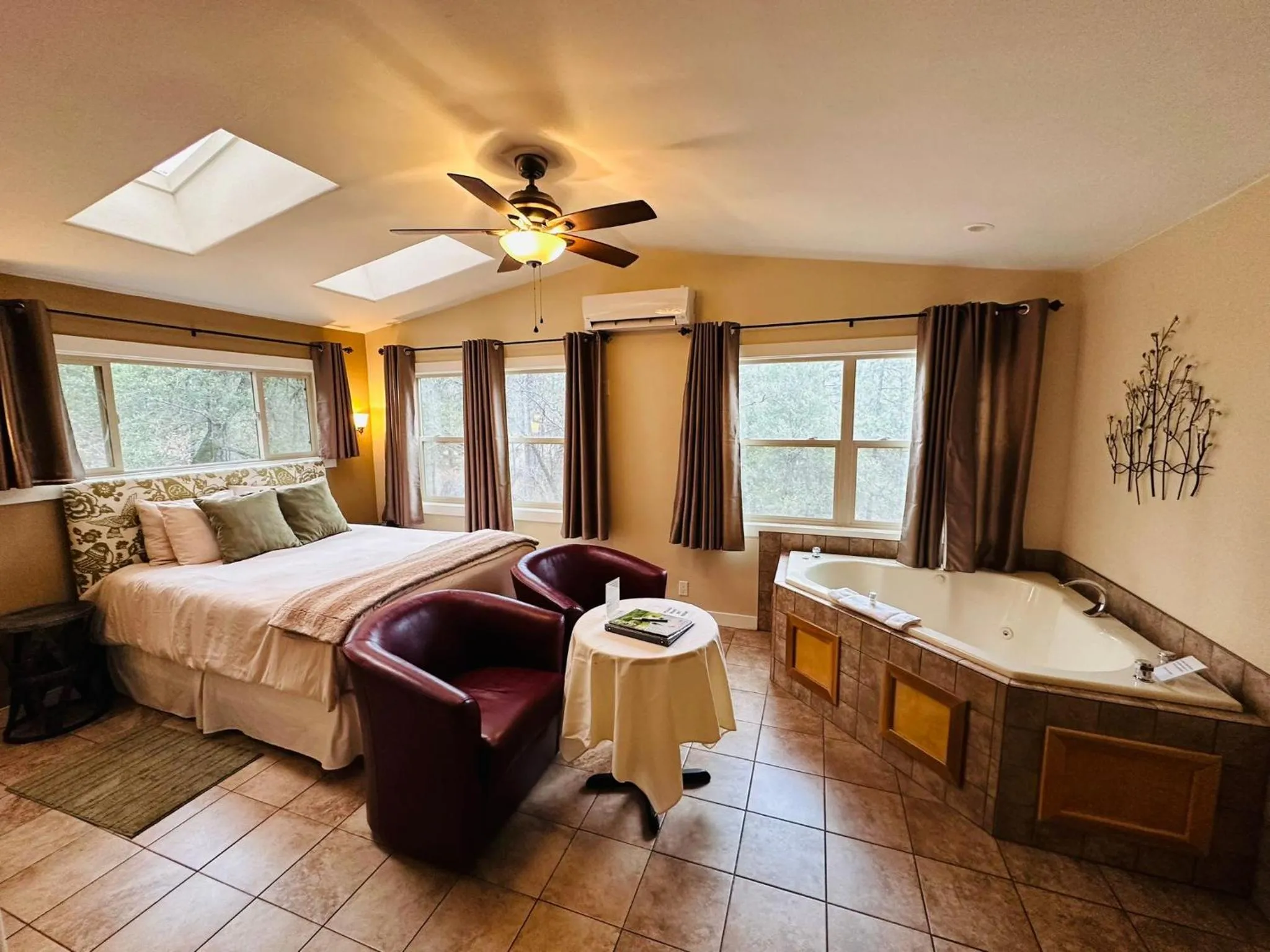 Bed in The Inn at Shasta Lake