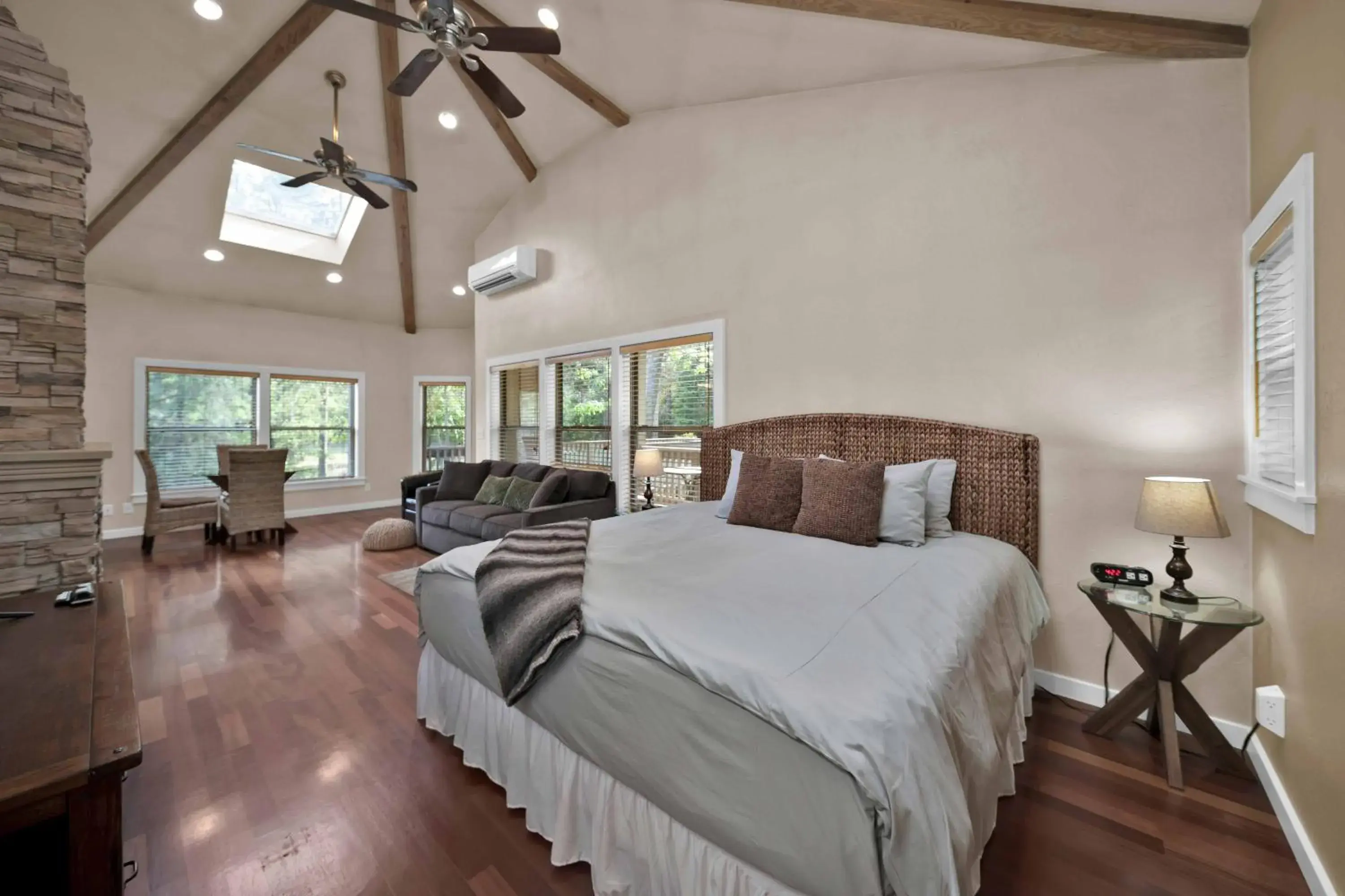 Superior Chalet in The Inn at Shasta Lake Superior Chalet in The Inn at Shasta Lake