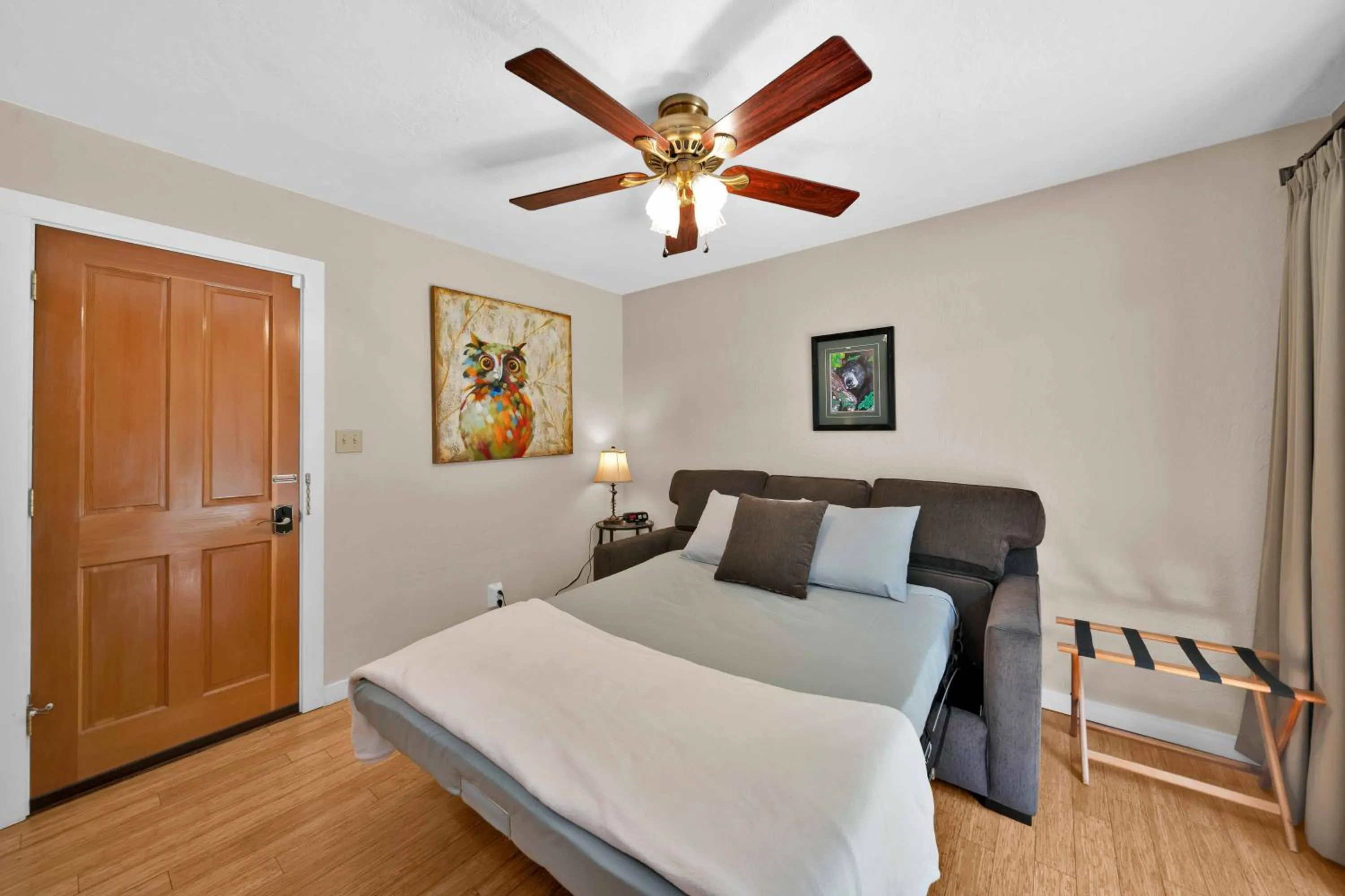 Bed in The Inn at Shasta Lake