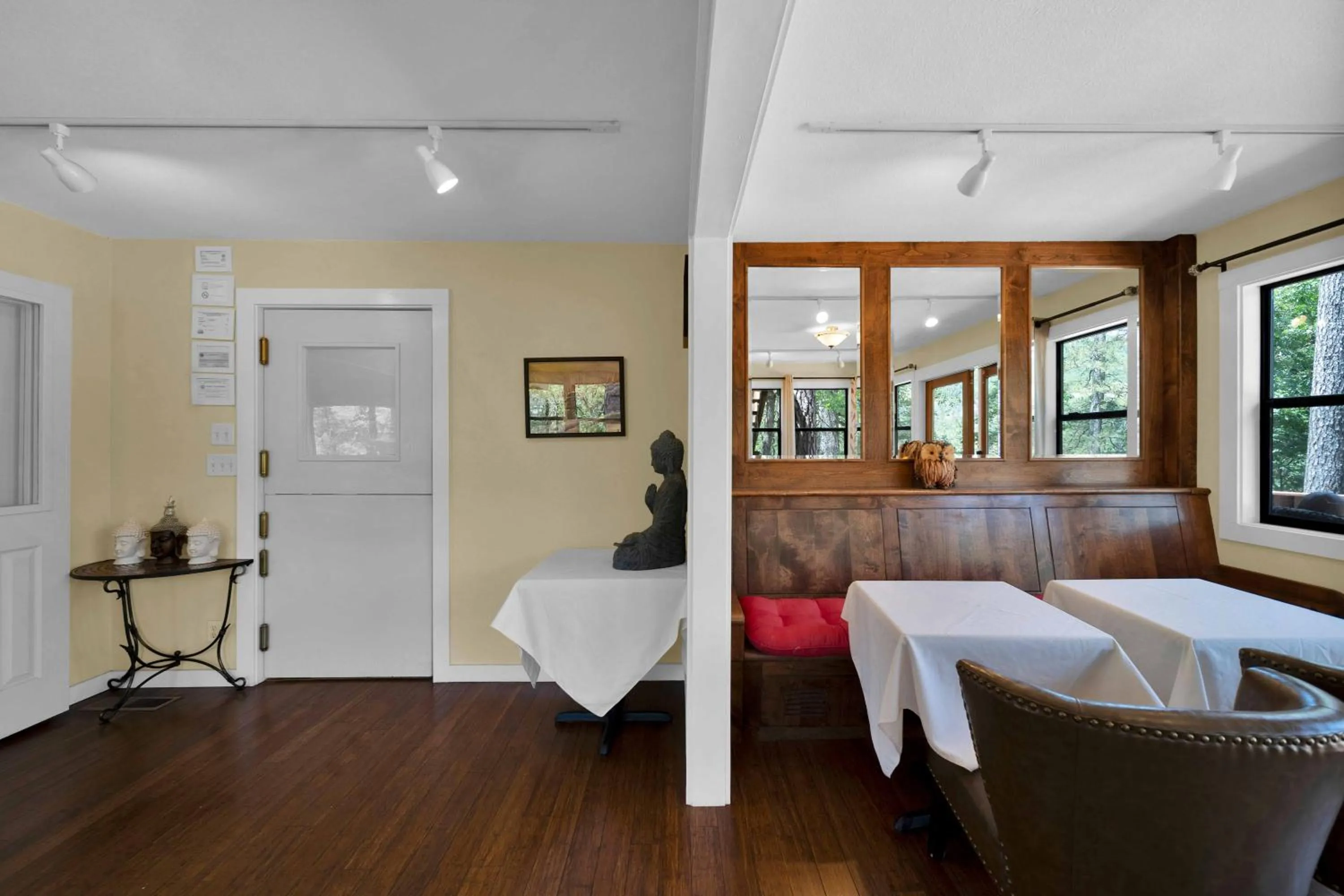 Bed in The Inn at Shasta Lake