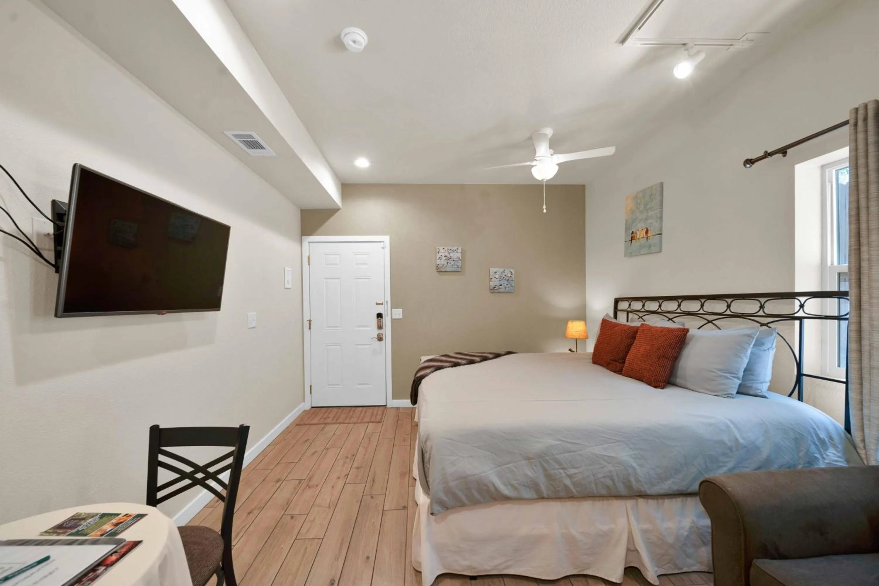 Bed in The Inn at Shasta Lake