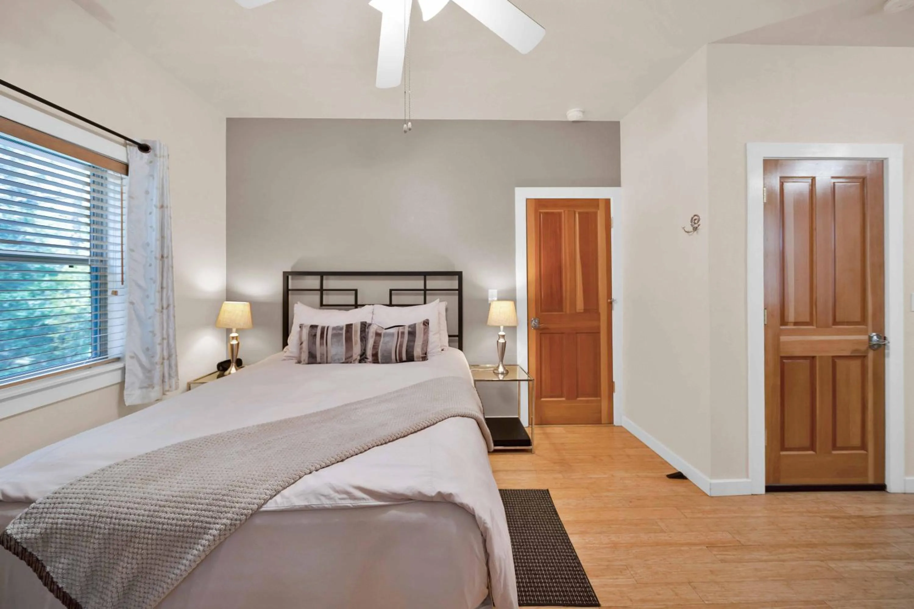 Bed in The Inn at Shasta Lake