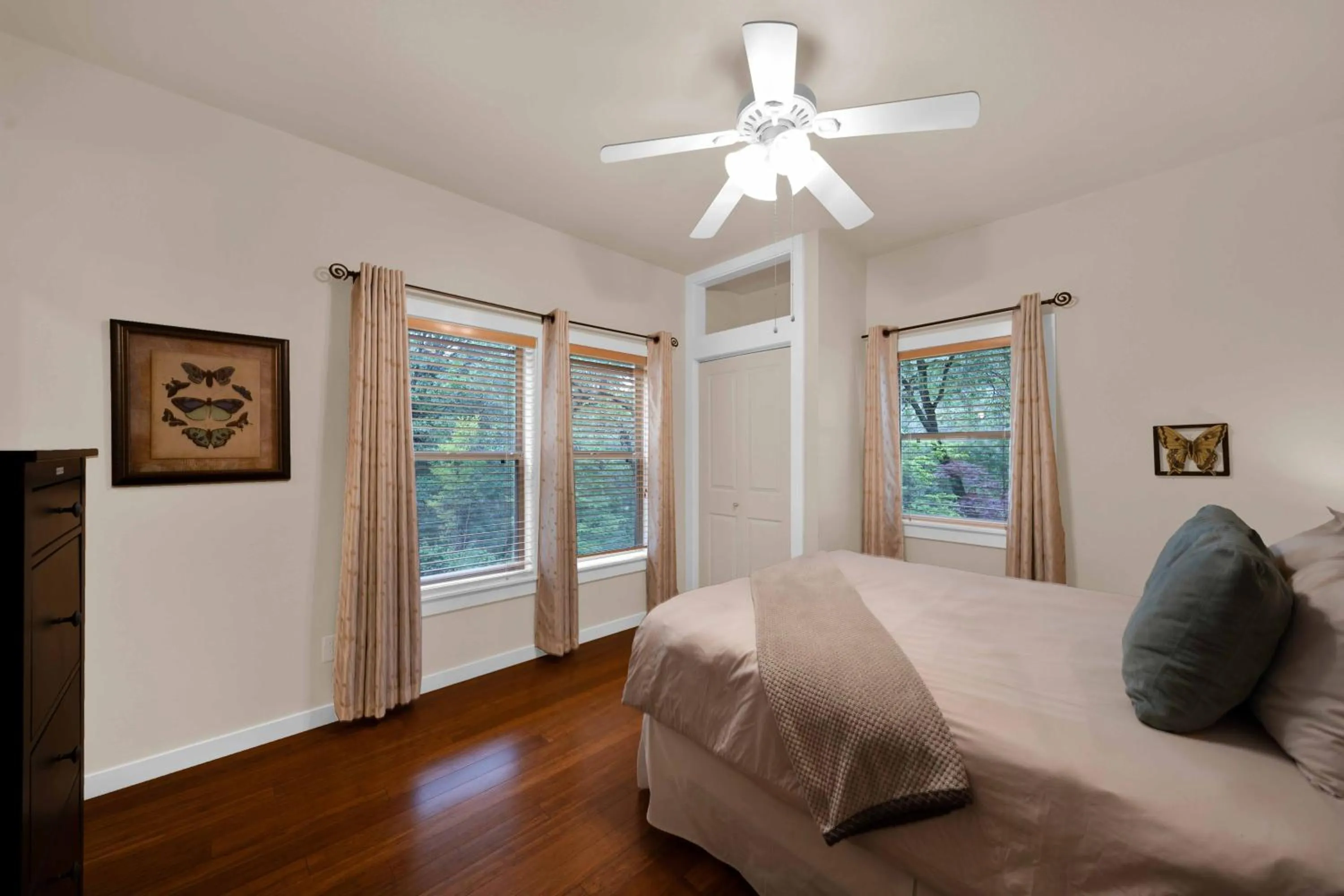 Bed in The Inn at Shasta Lake