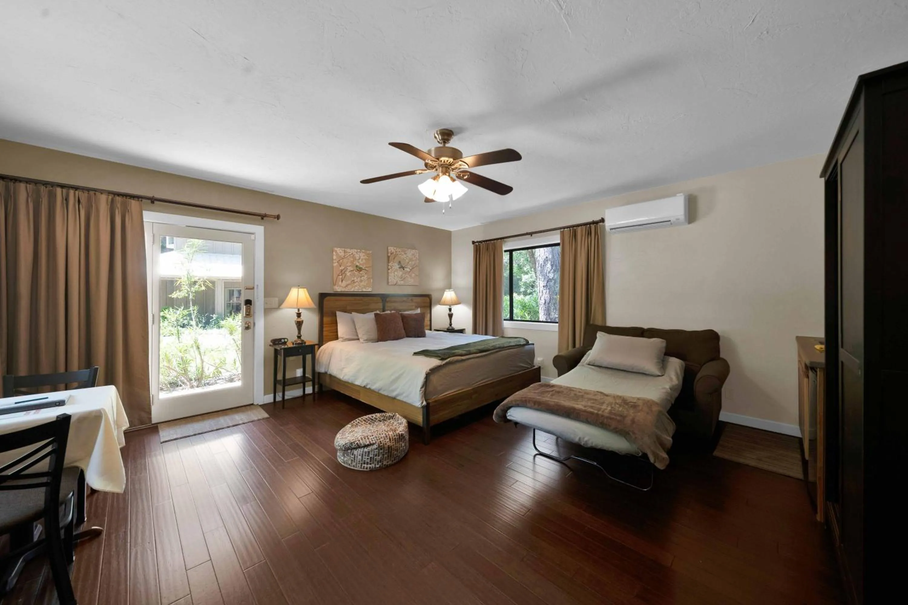 Bed in The Inn at Shasta Lake