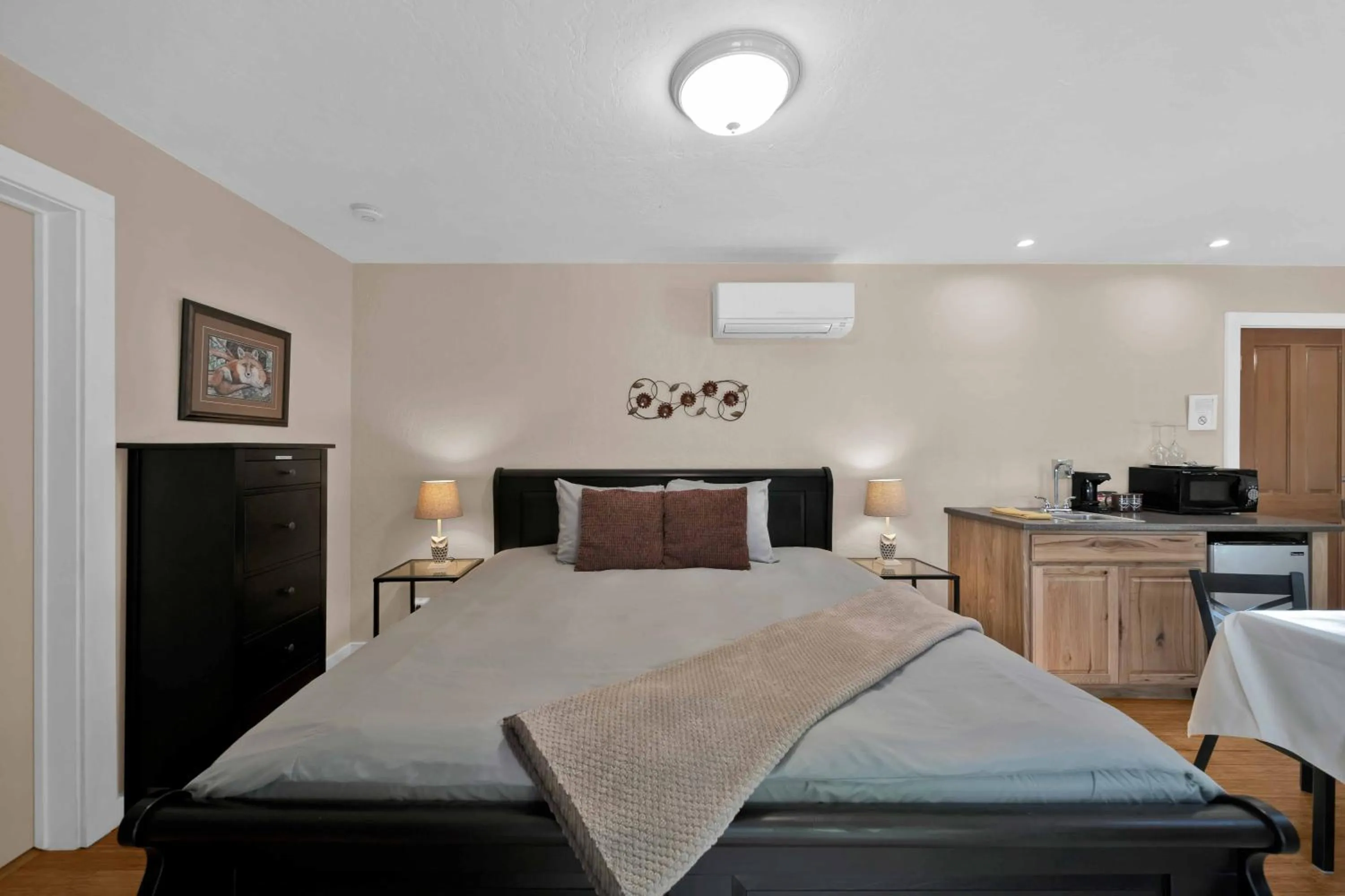 Bed in The Inn at Shasta Lake