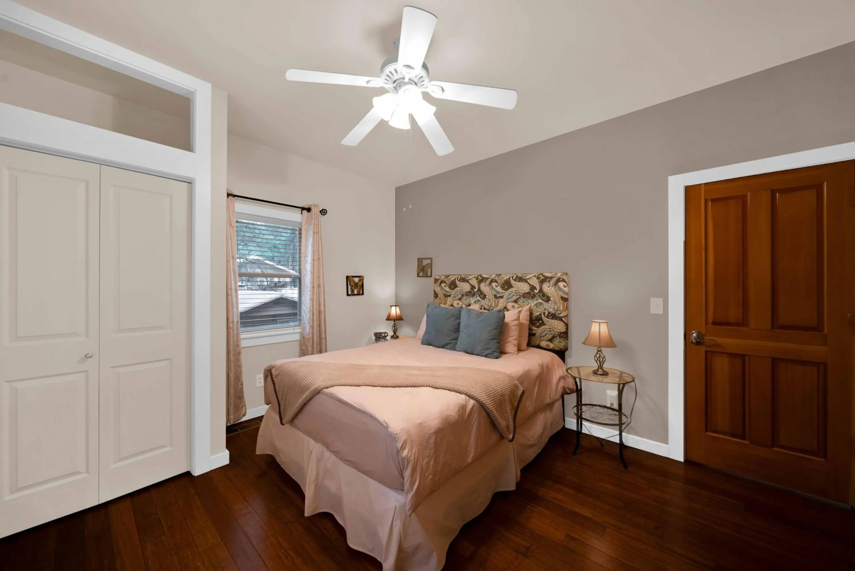 Bed in The Inn at Shasta Lake