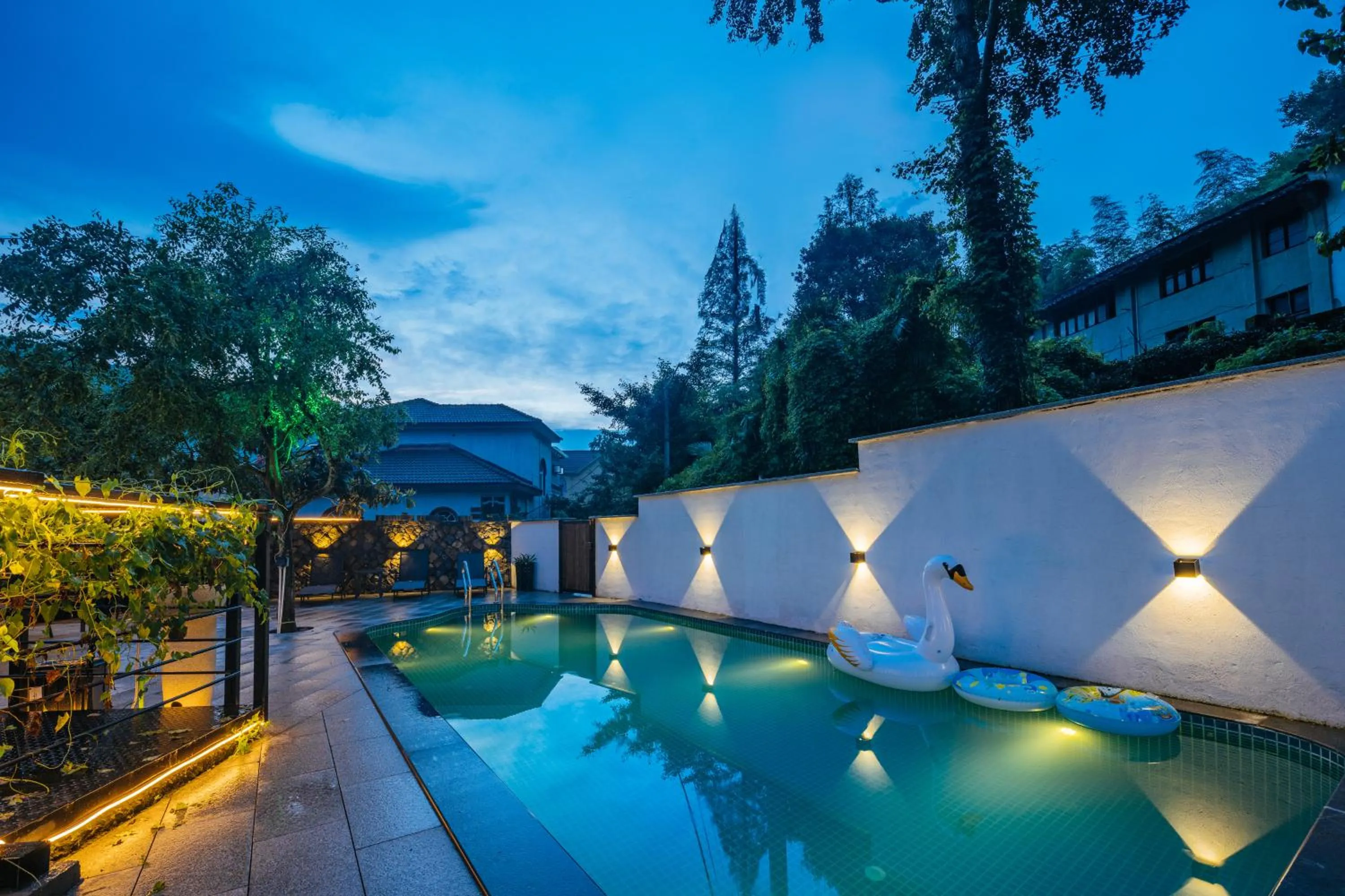 Swimming pool in Moganshan Pinhouwu Hotel