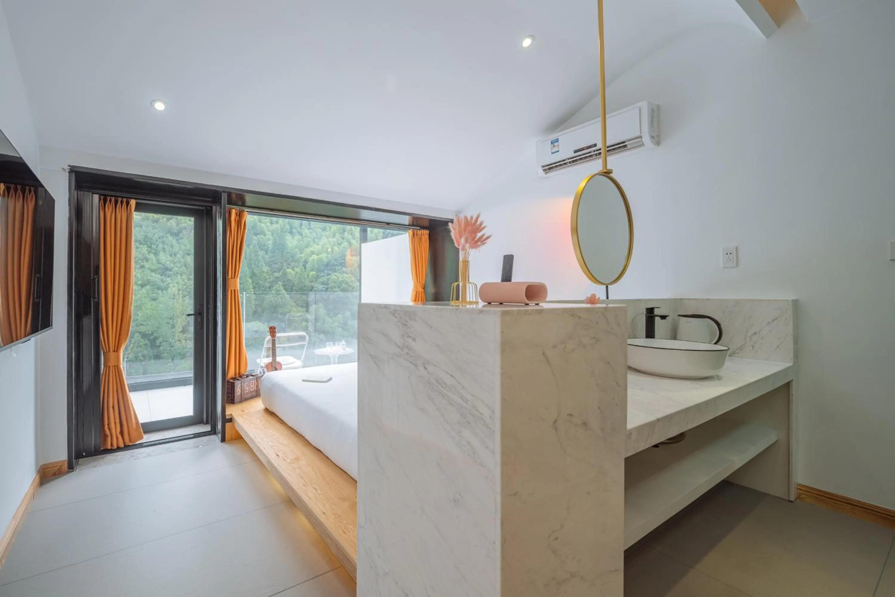 Photo of the whole room in Moganshan Pinhouwu Hotel