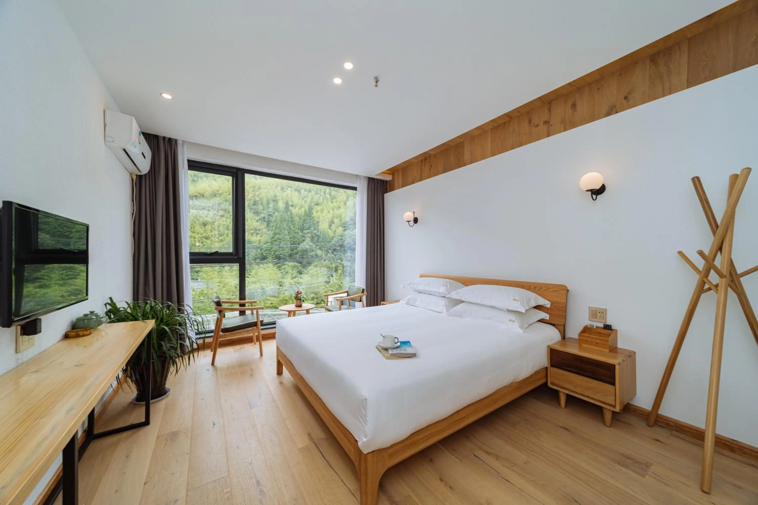 Photo of the whole room, Bed in Moganshan Pinhouwu Hotel