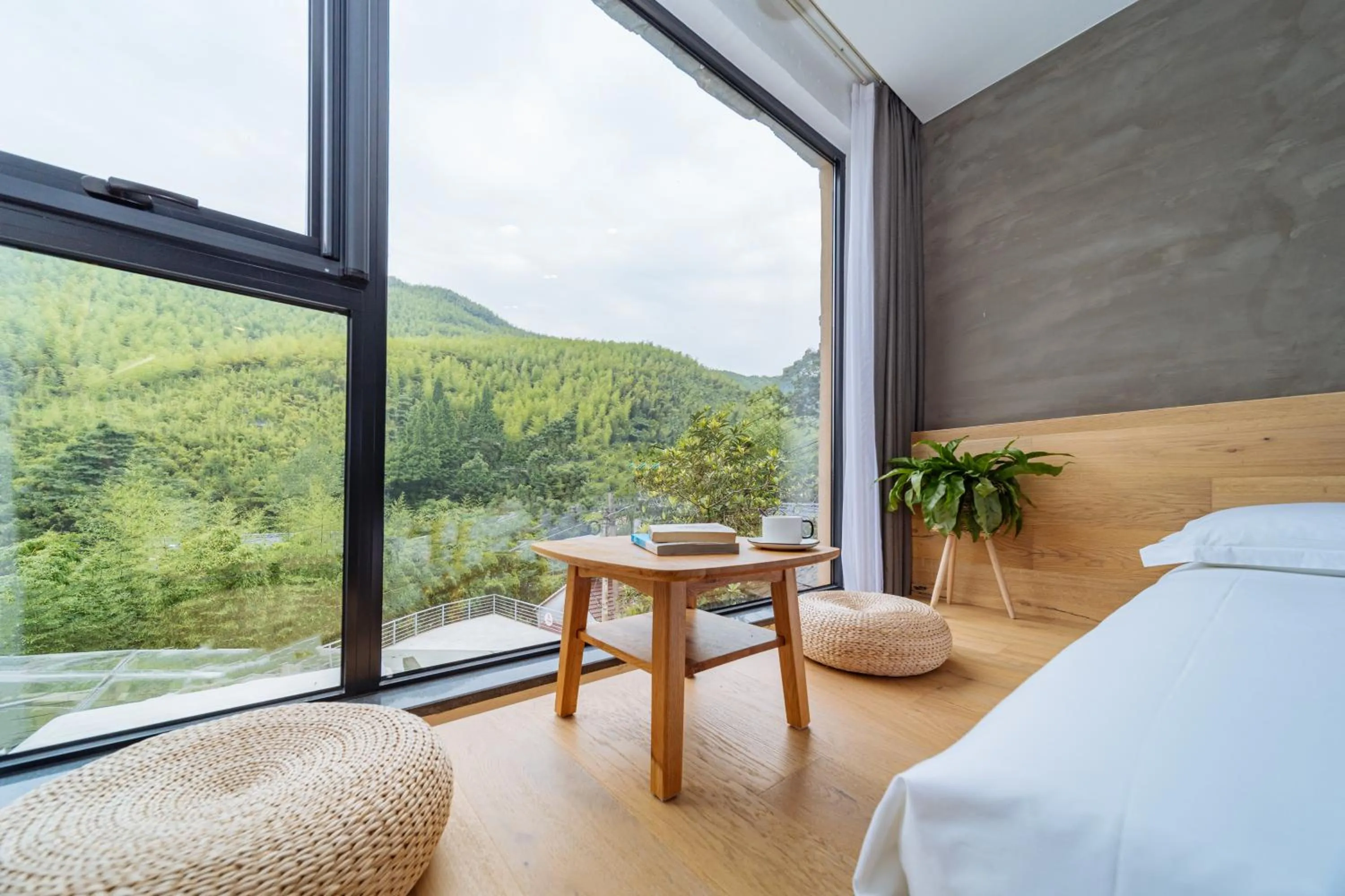 Mountain view, Bed in Moganshan Pinhouwu Hotel