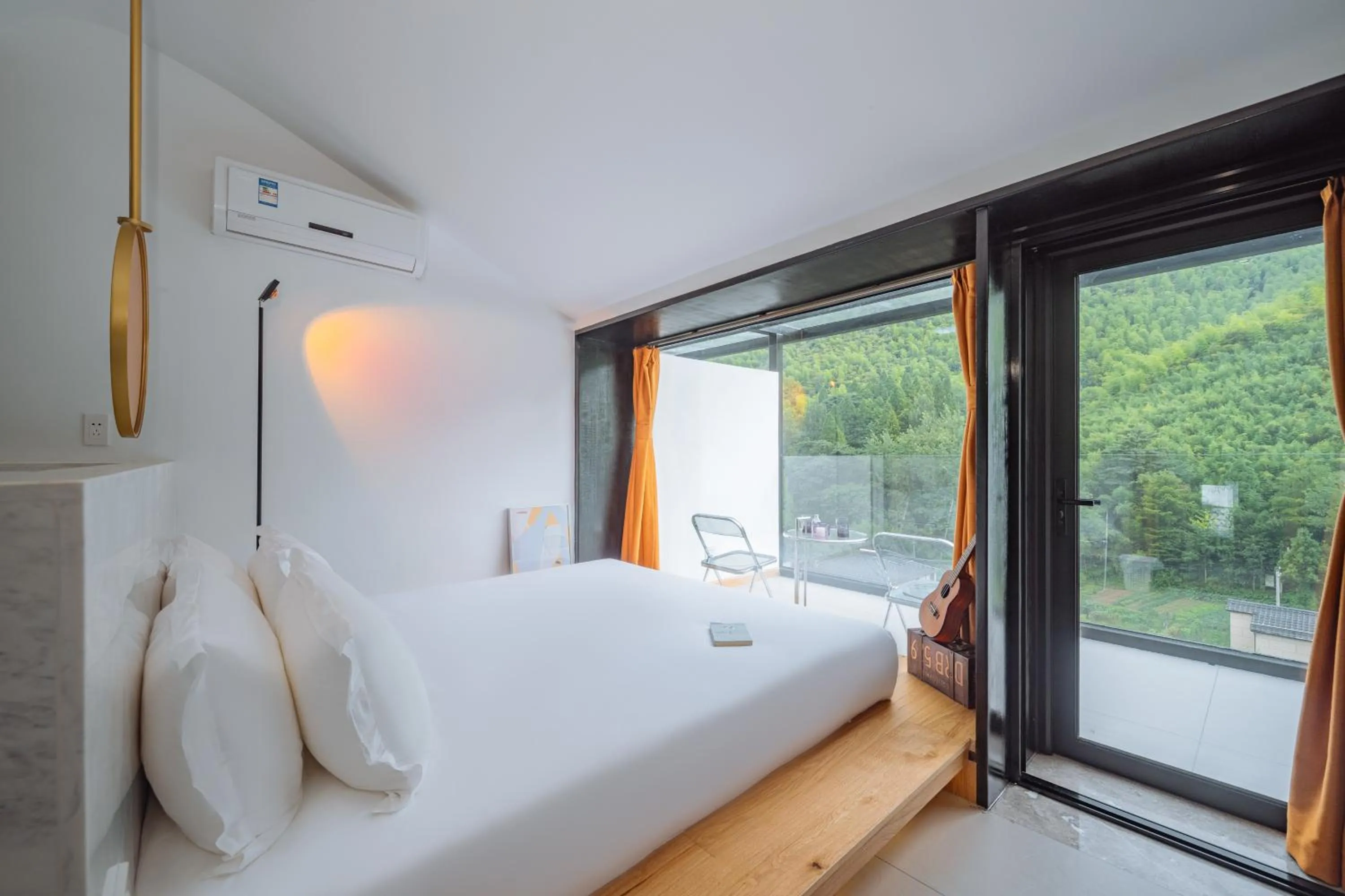 Photo of the whole room, Bed in Moganshan Pinhouwu Hotel