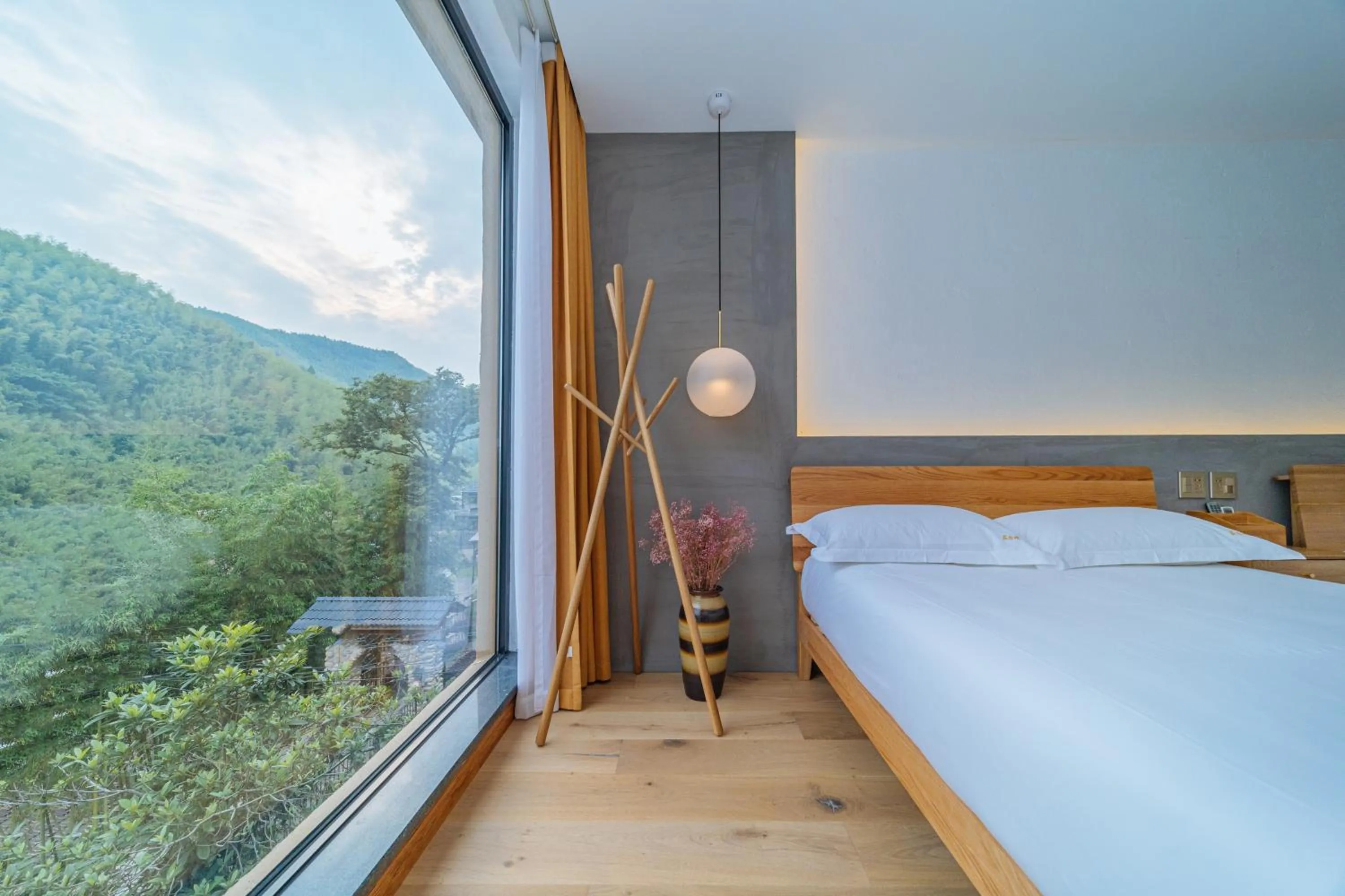 Photo of the whole room, Bed in Moganshan Pinhouwu Hotel