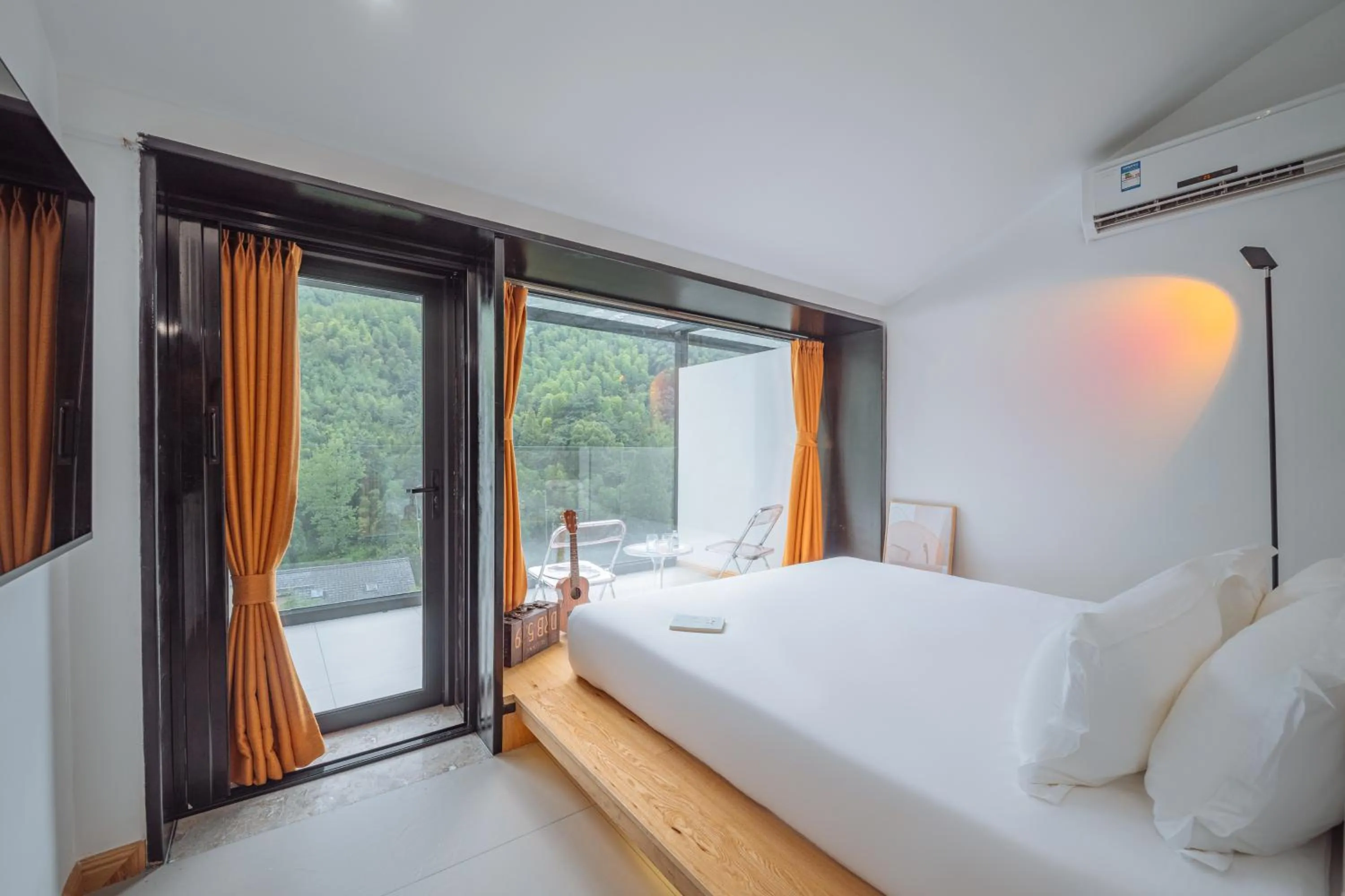 Photo of the whole room, Bed in Moganshan Pinhouwu Hotel