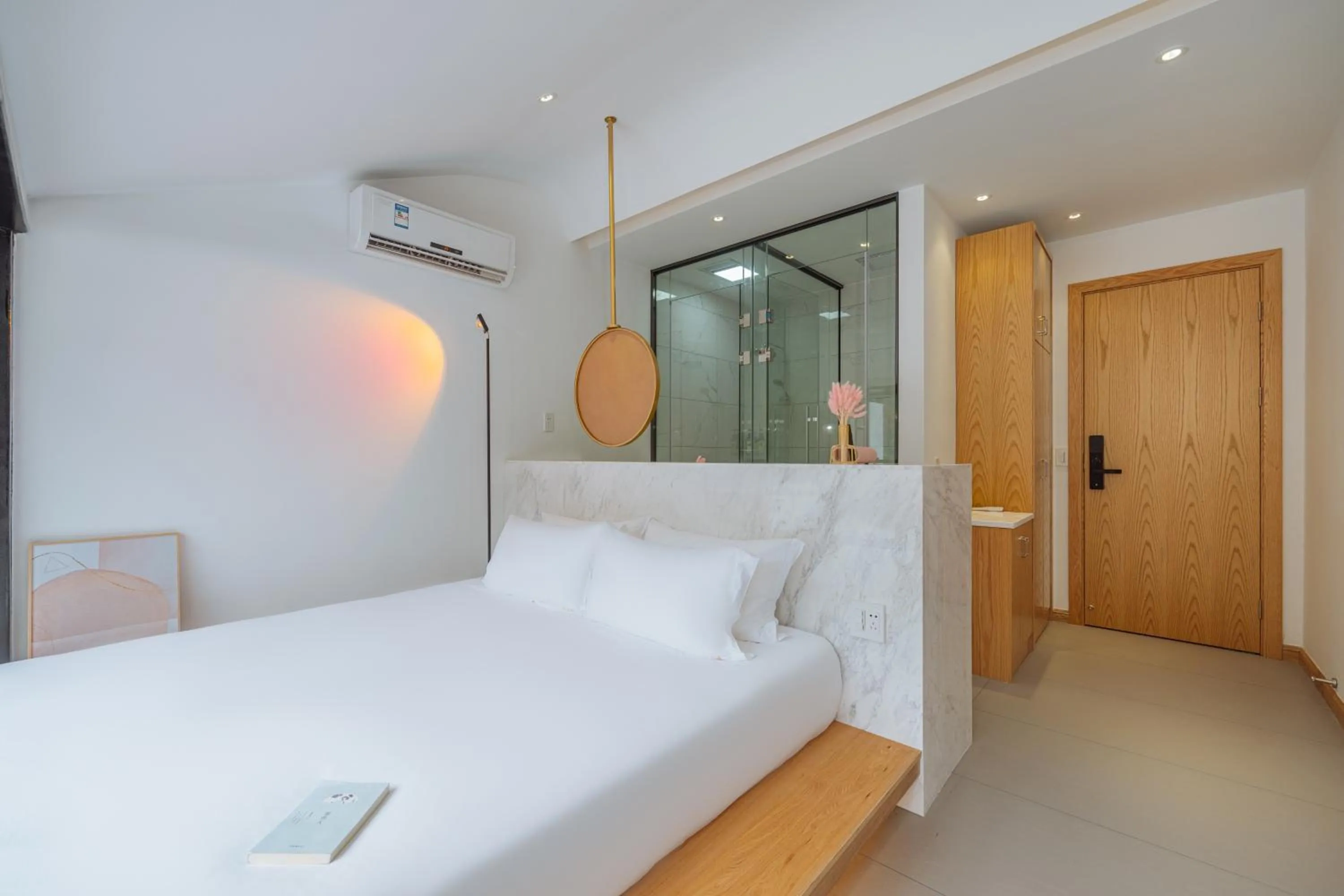 Photo of the whole room, Bed in Moganshan Pinhouwu Hotel