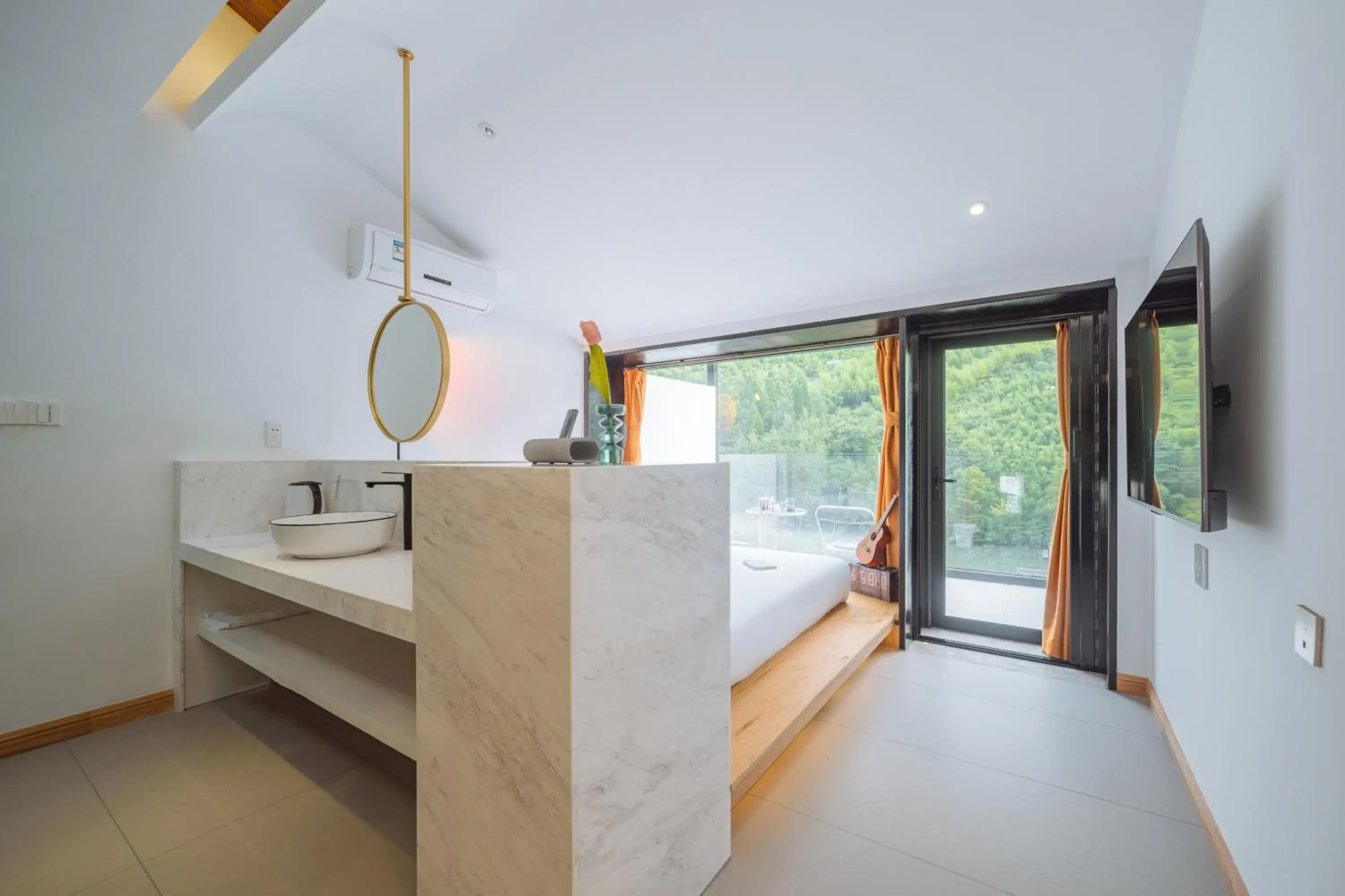 King Room with Balcony in Moganshan Pinhouwu Hotel King Room with Balcony in Moganshan Pinhouwu Hotel