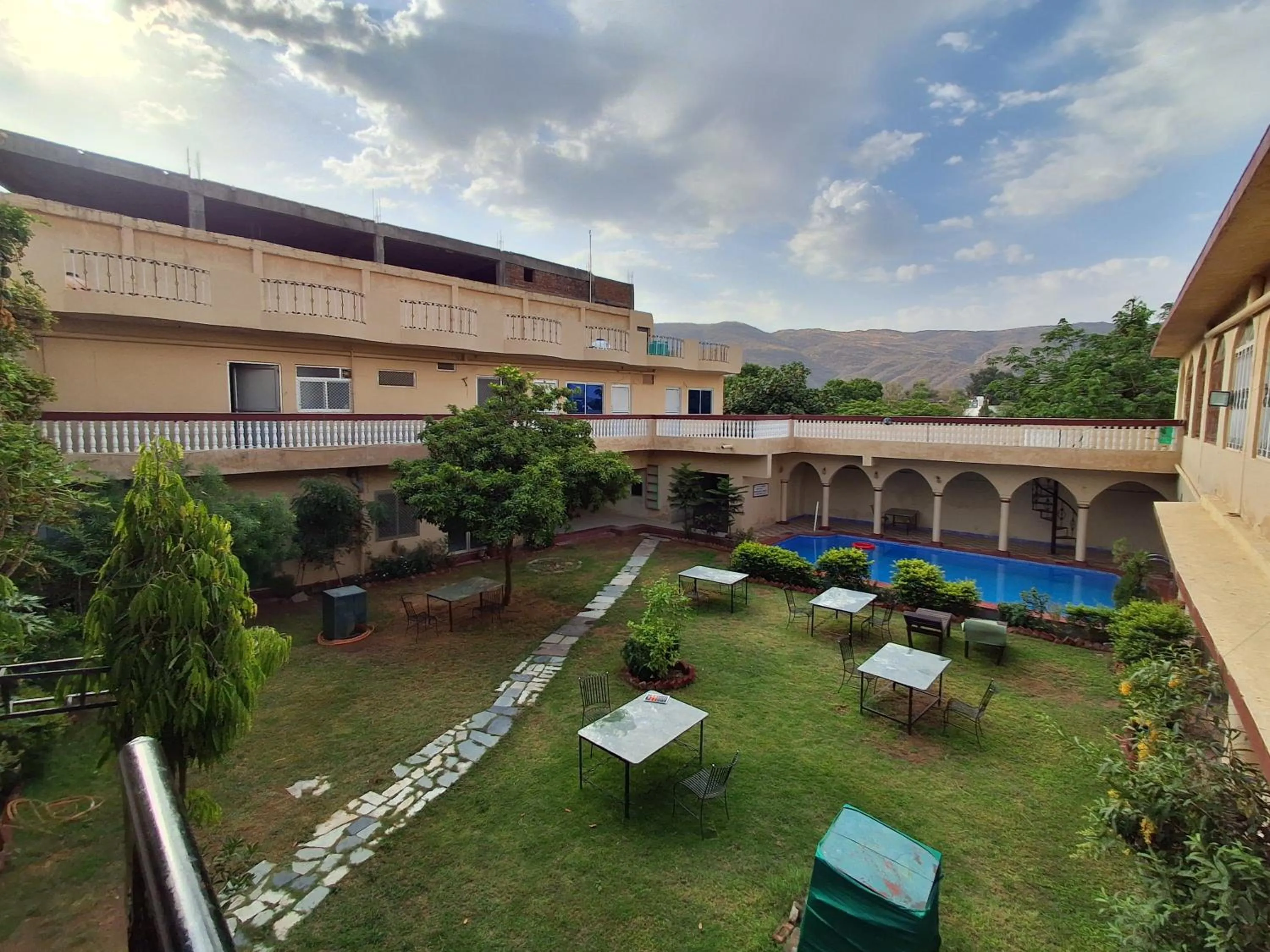 Swimming pool in Hotel Om Pushkar