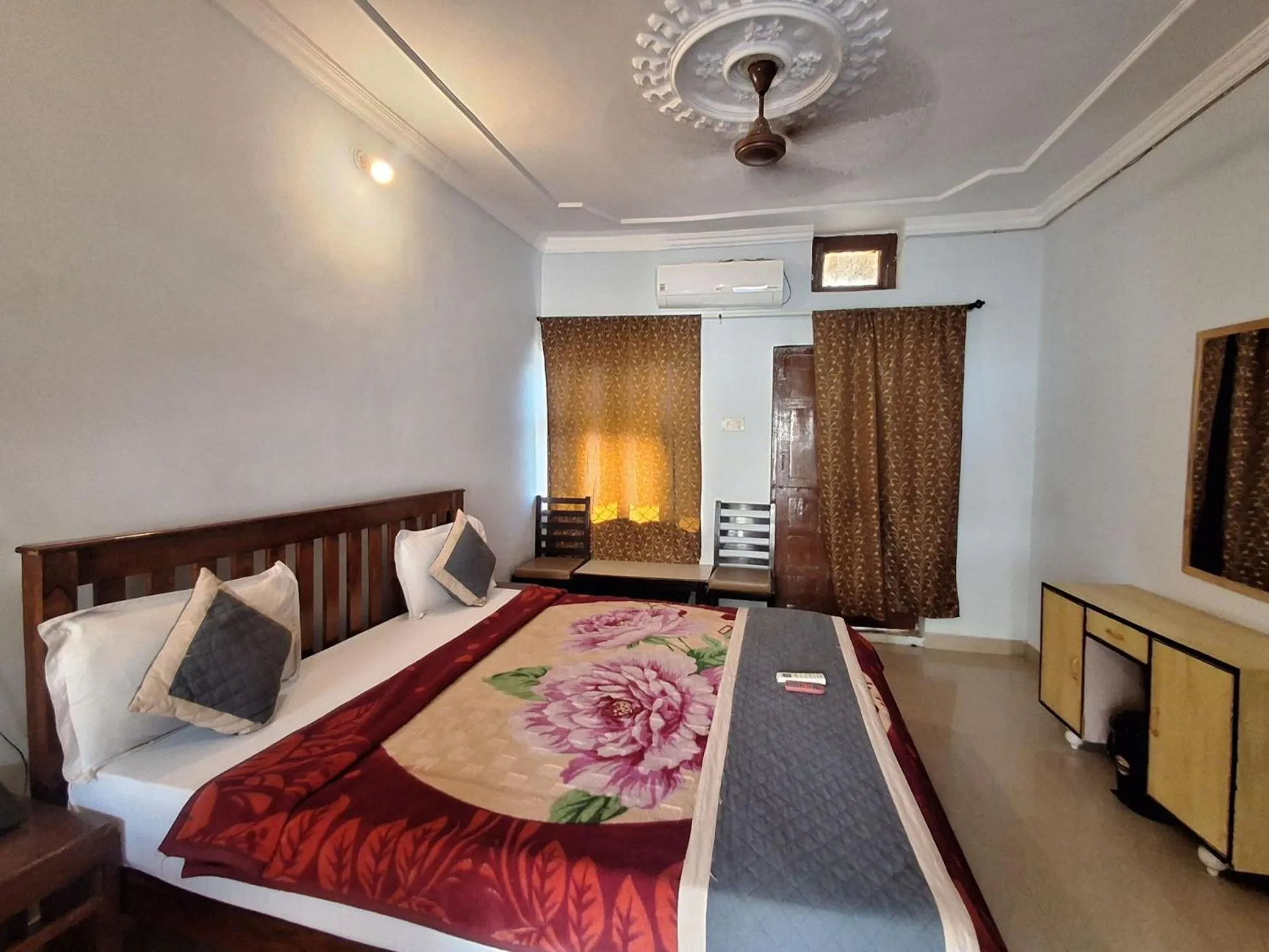 Bed in Hotel Om Pushkar
