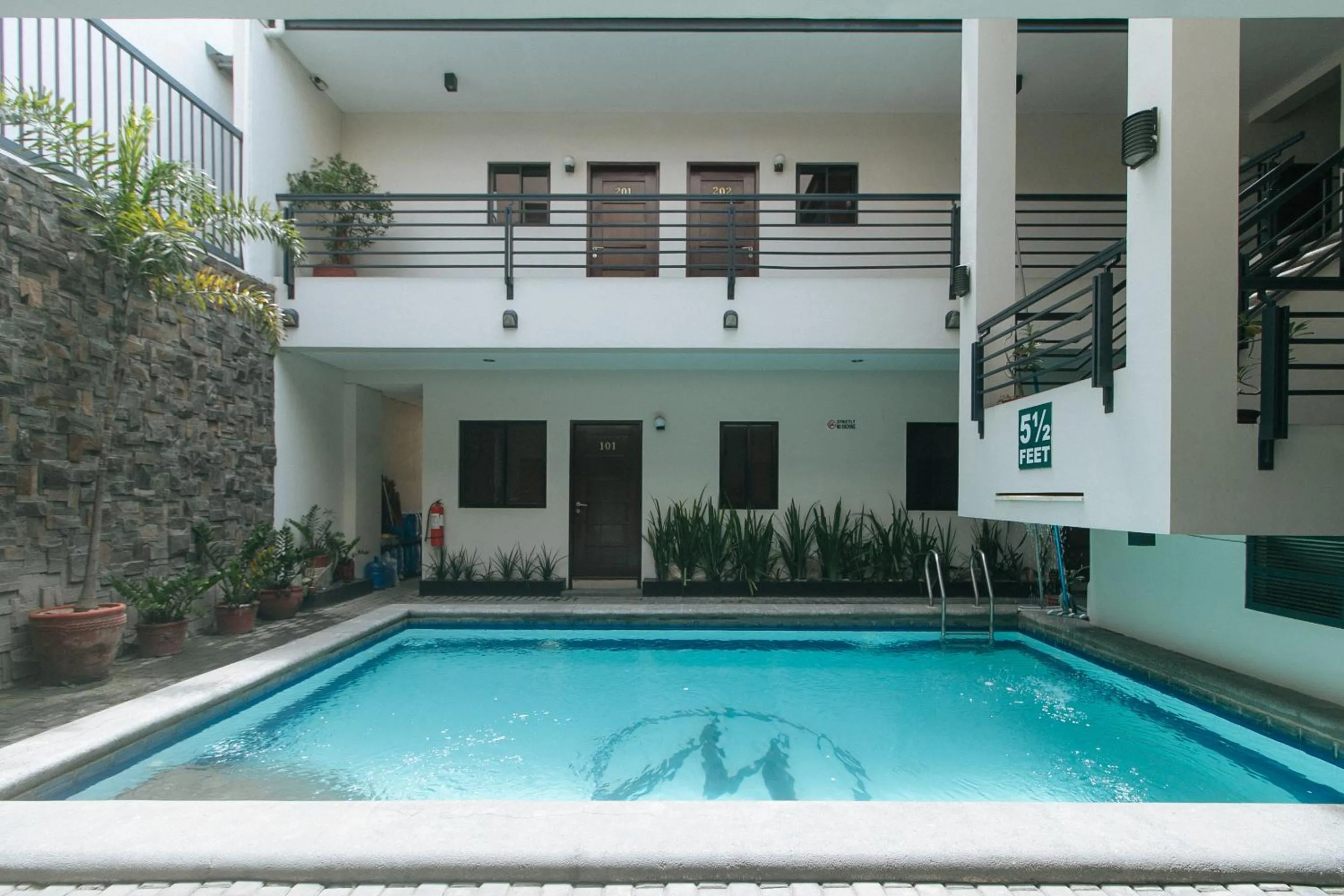 Swimming pool in Elyseah Condotel by RedDoorz
