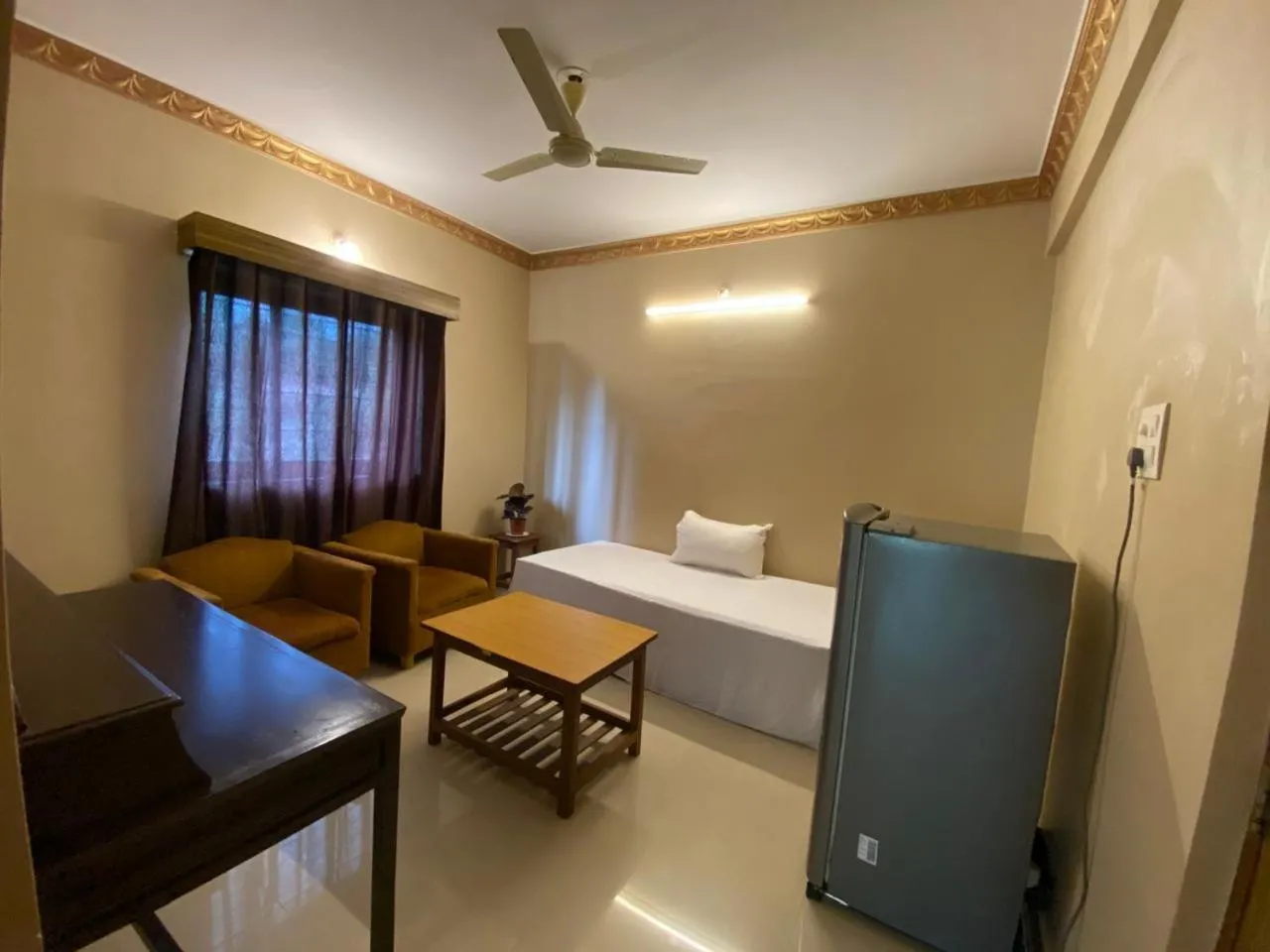 Living room, Bed in Ashvem Beach inn
