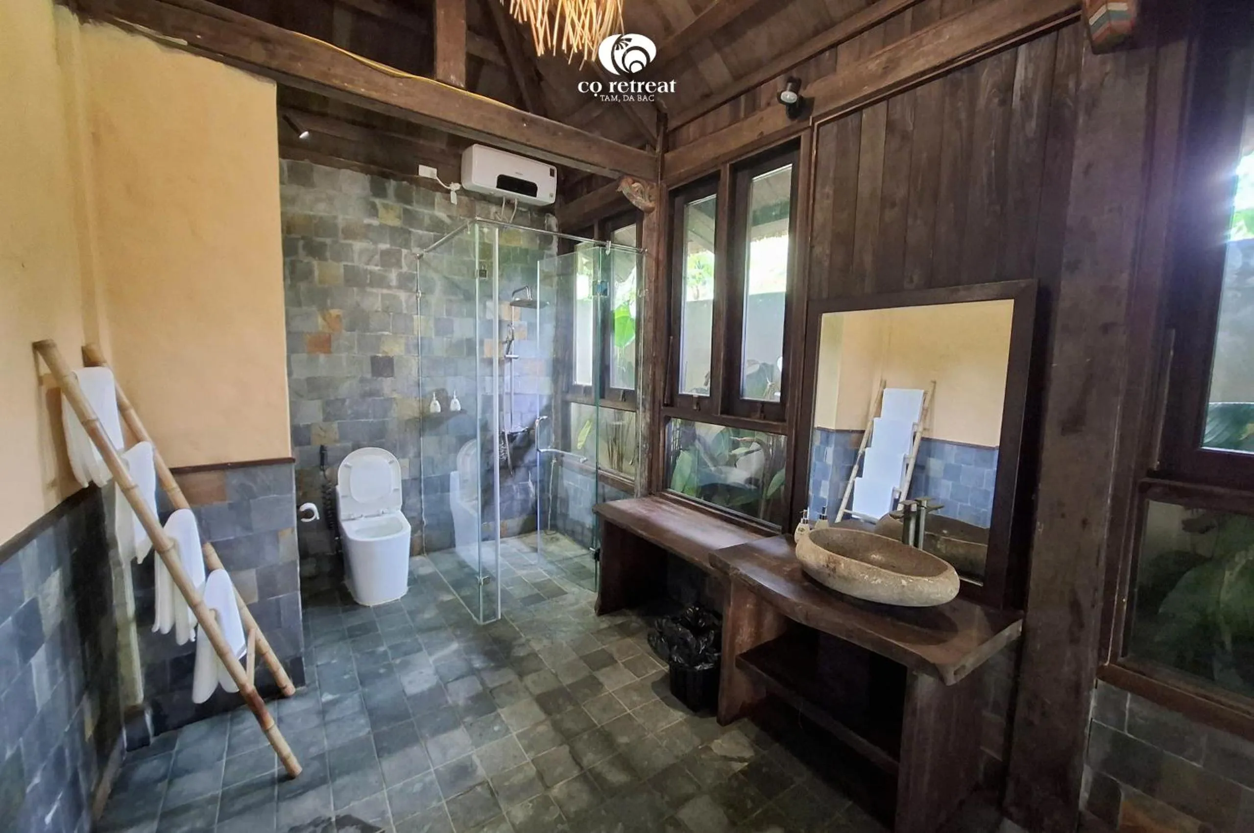 Shower in Cọ Retreat Da Bac