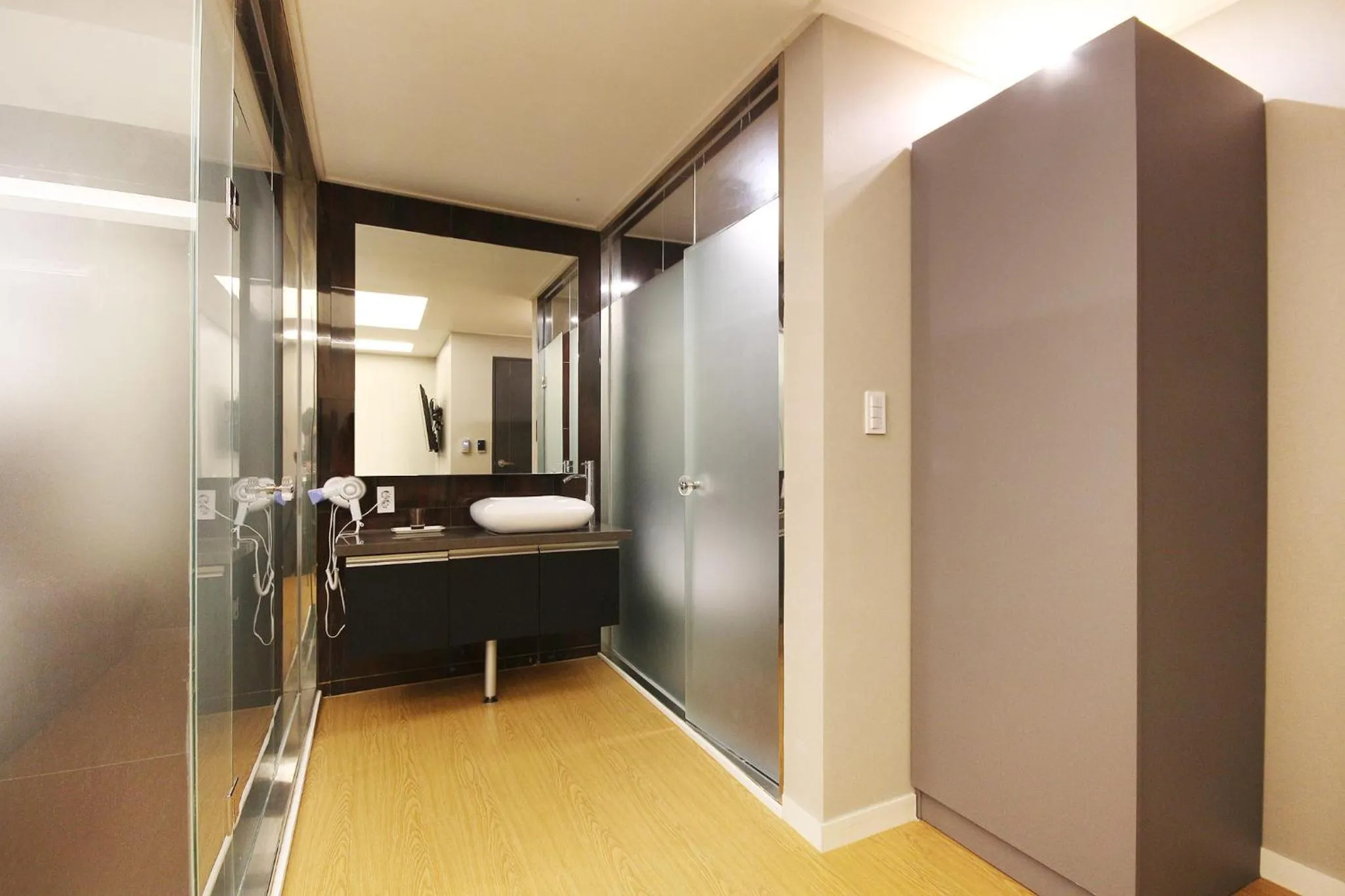 Photo of the whole room in Hotel Chowon