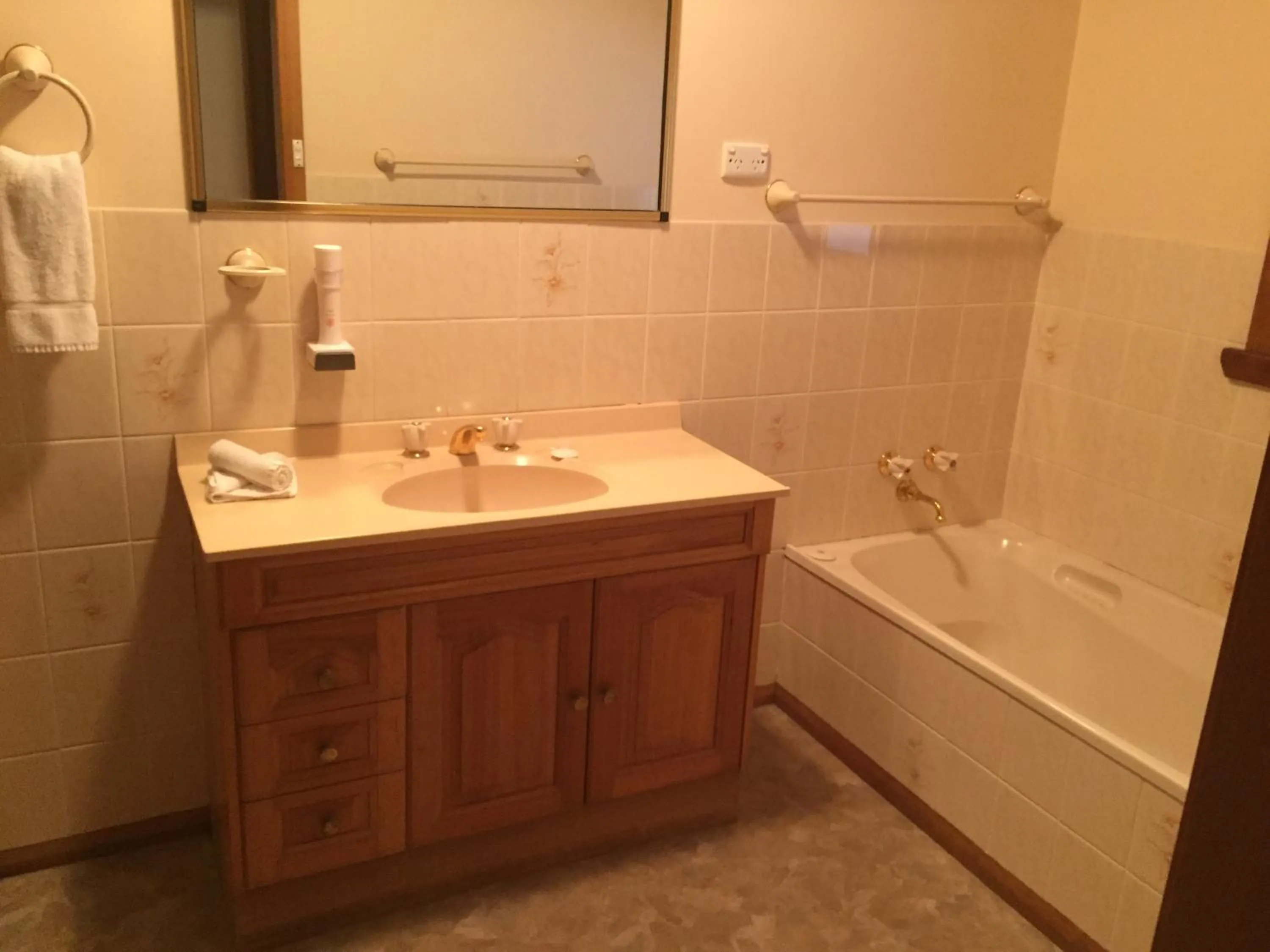 Bath in Glenaire Apartments at Frazer St