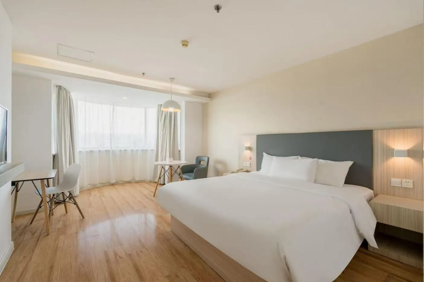 Bed in Hanting Hotel Beijing Railway Station Subway Station