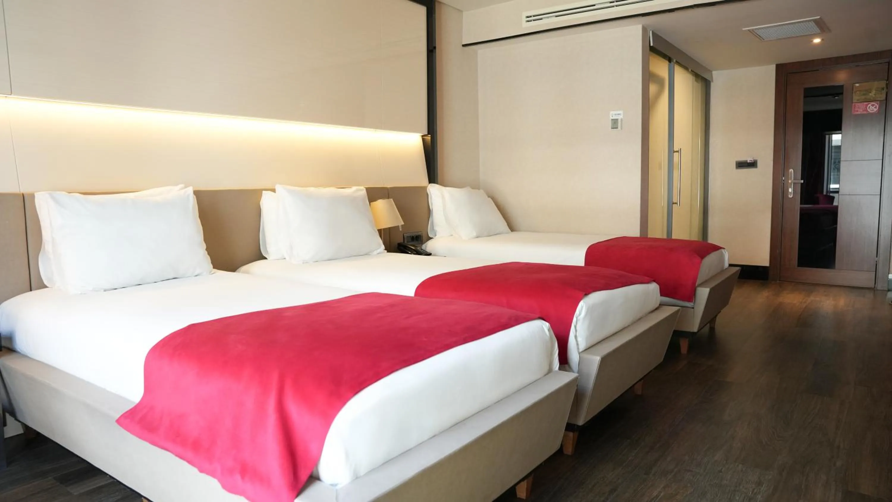 Bedroom, Bed in Hotel Favori Nisantasi