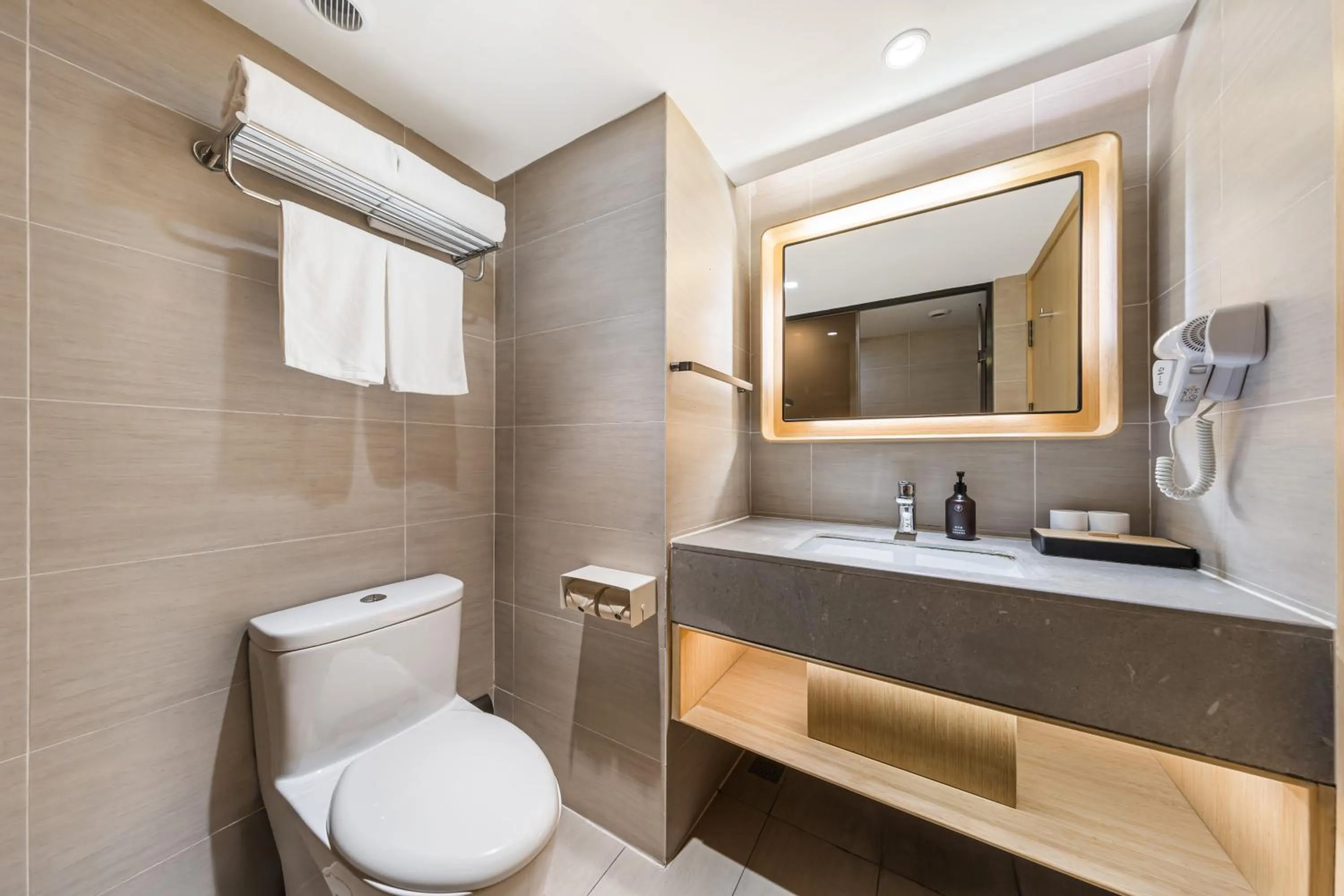 Toilet in JI Hotel Beijing Nanluoguxiang Andingmen Subway Station