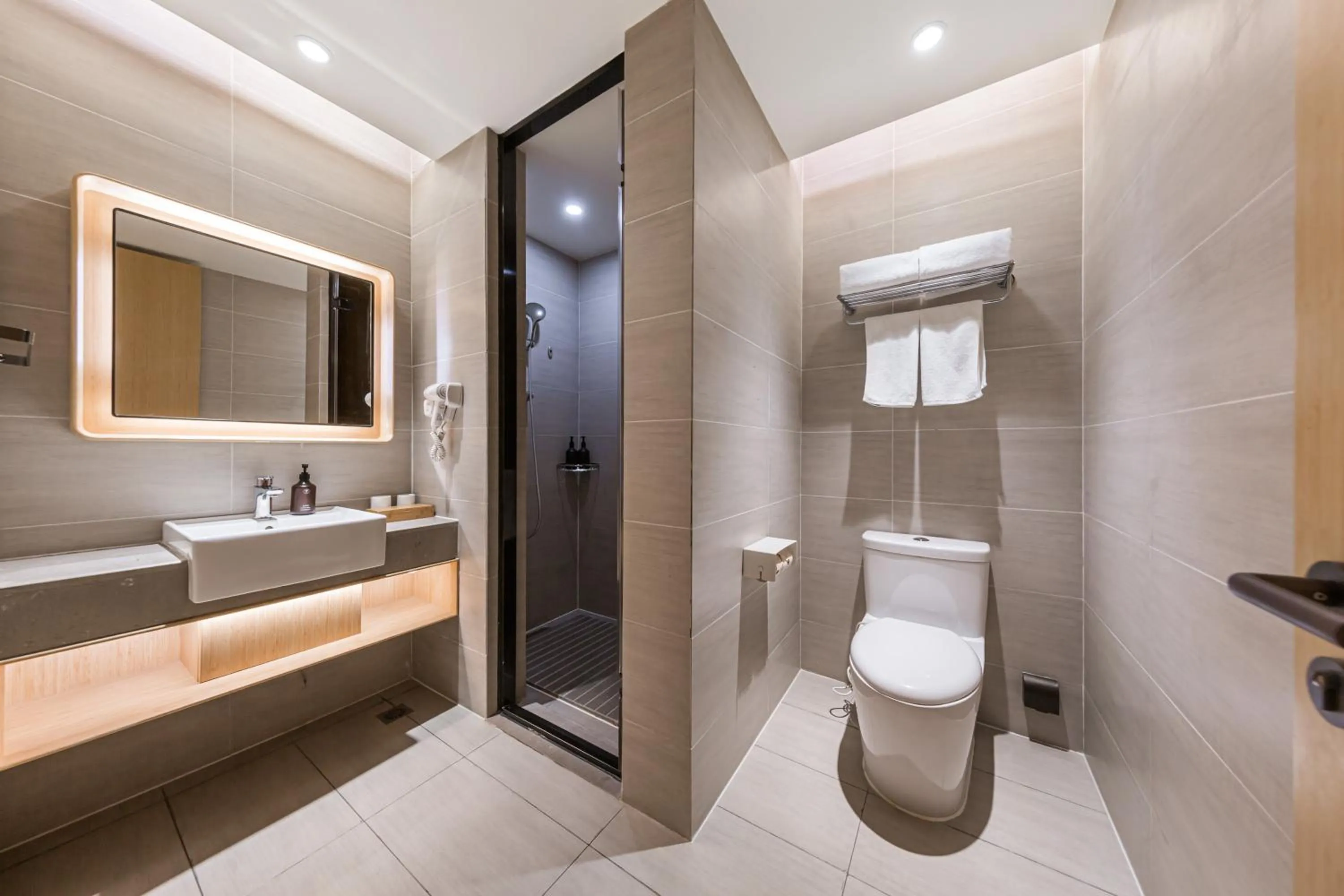 Bathroom in JI Hotel Beijing Nanluoguxiang Andingmen Subway Station