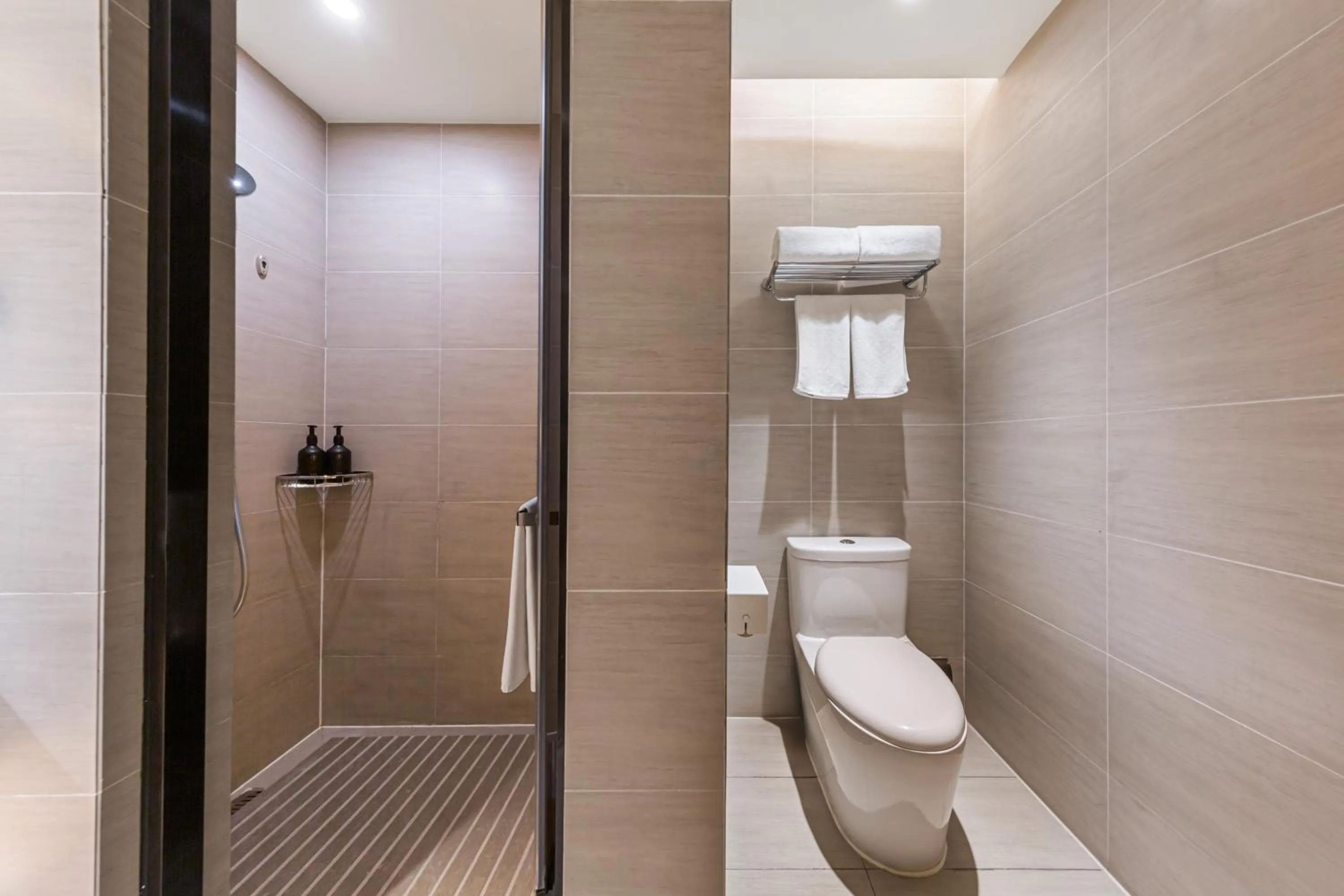 Shower in JI Hotel Beijing Nanluoguxiang Andingmen Subway Station