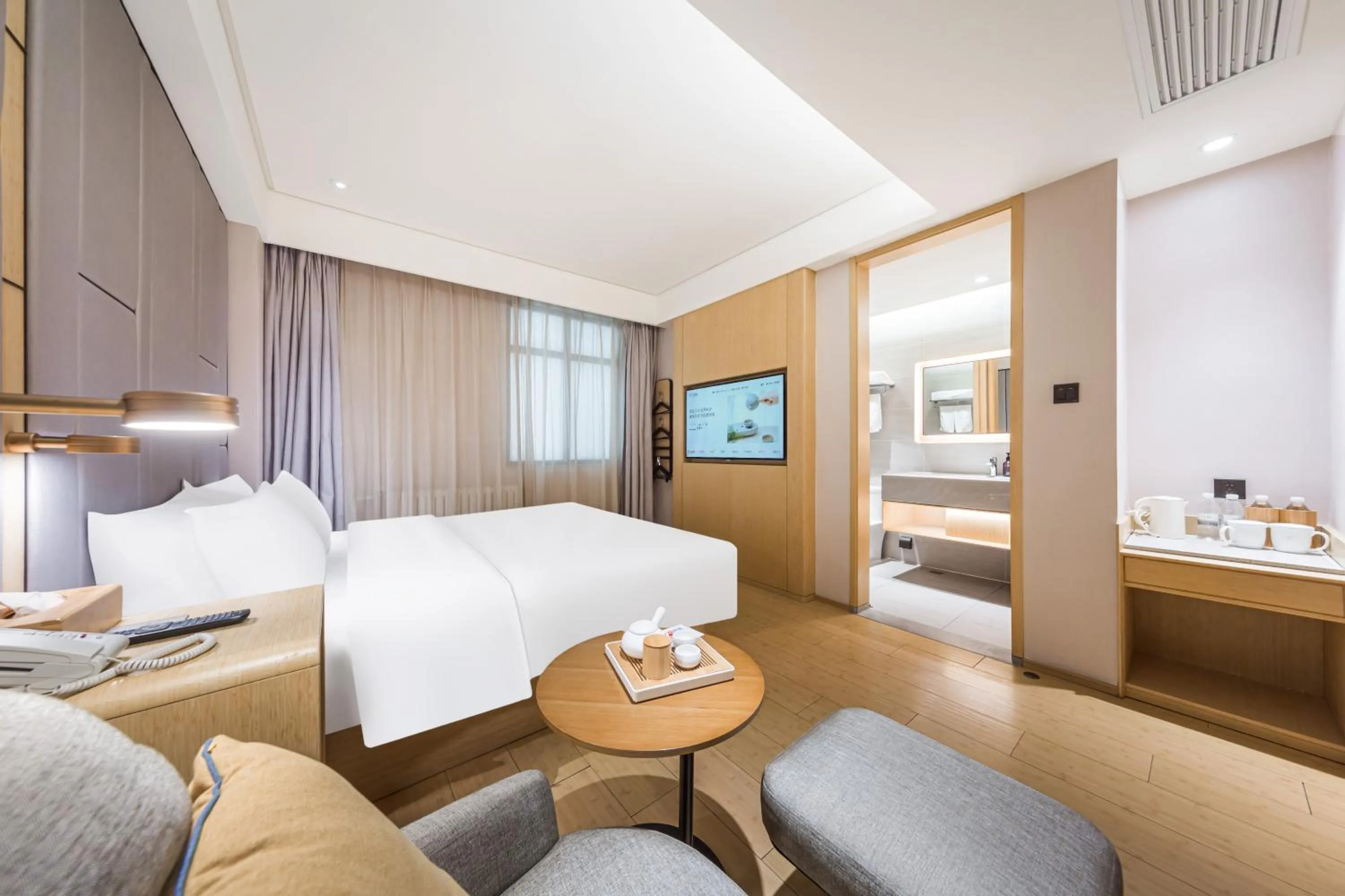 Photo of the whole room, Bed in JI Hotel Beijing Nanluoguxiang Andingmen Subway Station