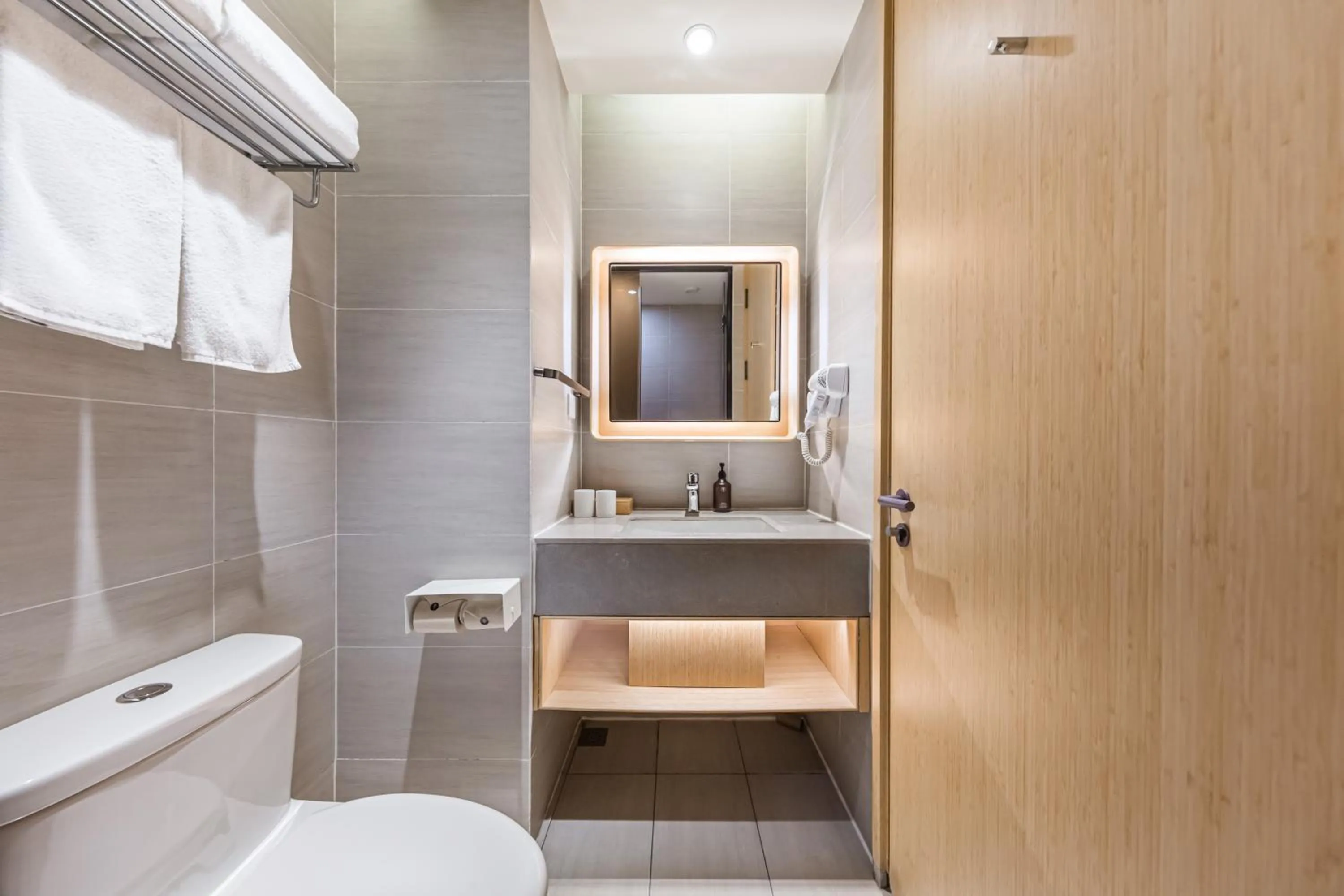 Toilet in JI Hotel Beijing Nanluoguxiang Andingmen Subway Station