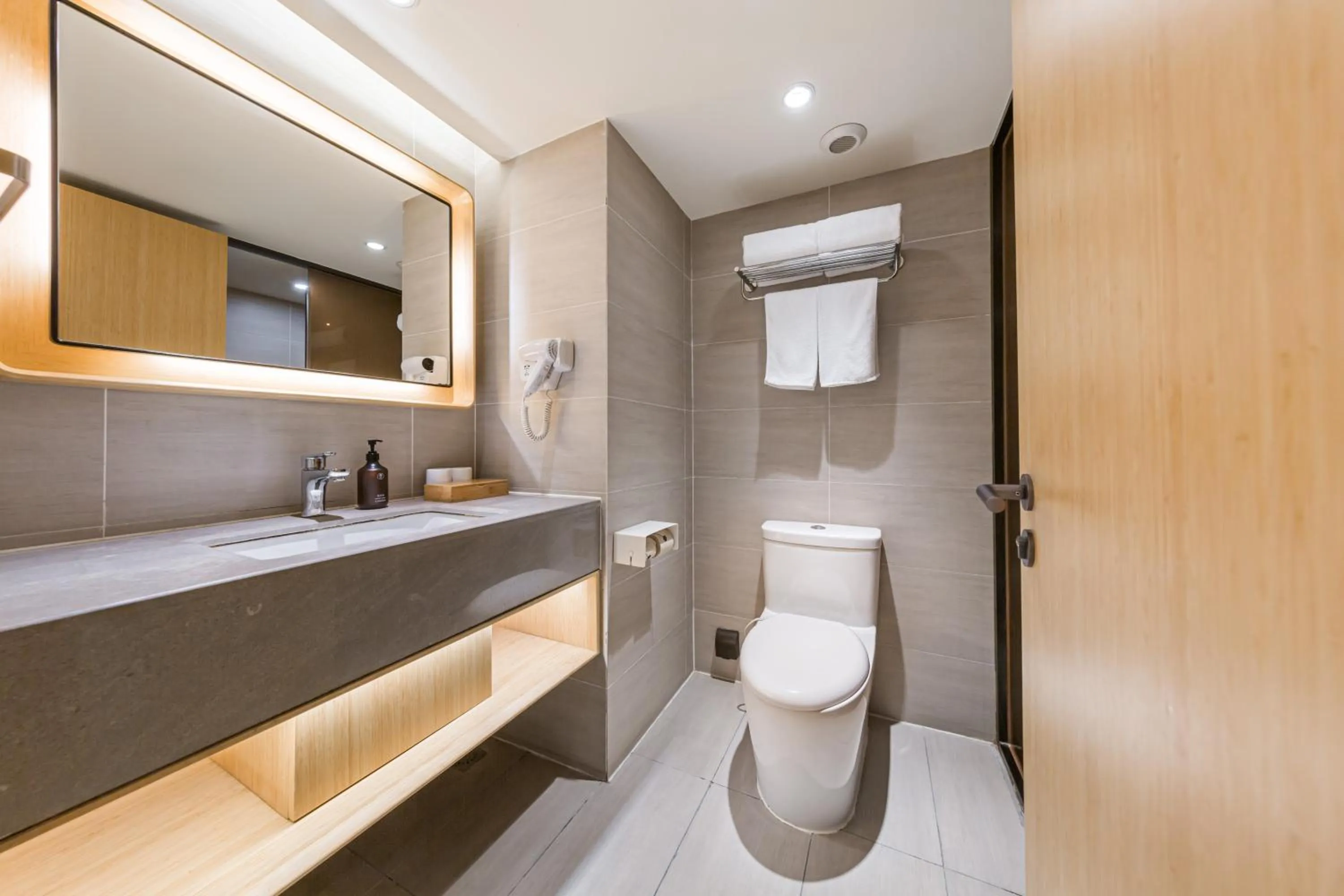 Toilet in JI Hotel Beijing Nanluoguxiang Andingmen Subway Station