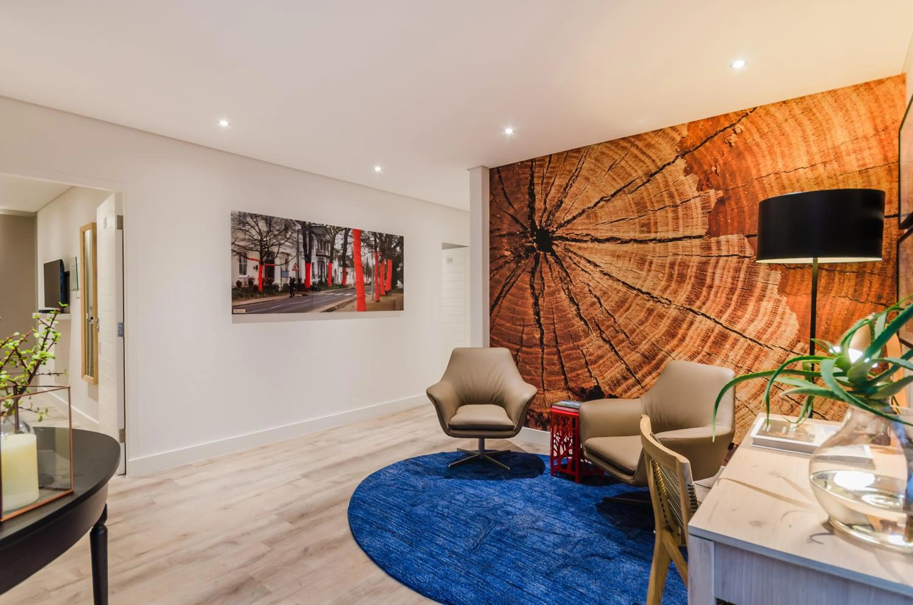 Communal lounge/ TV room in 107 Dorpstraat Boutique Hotel