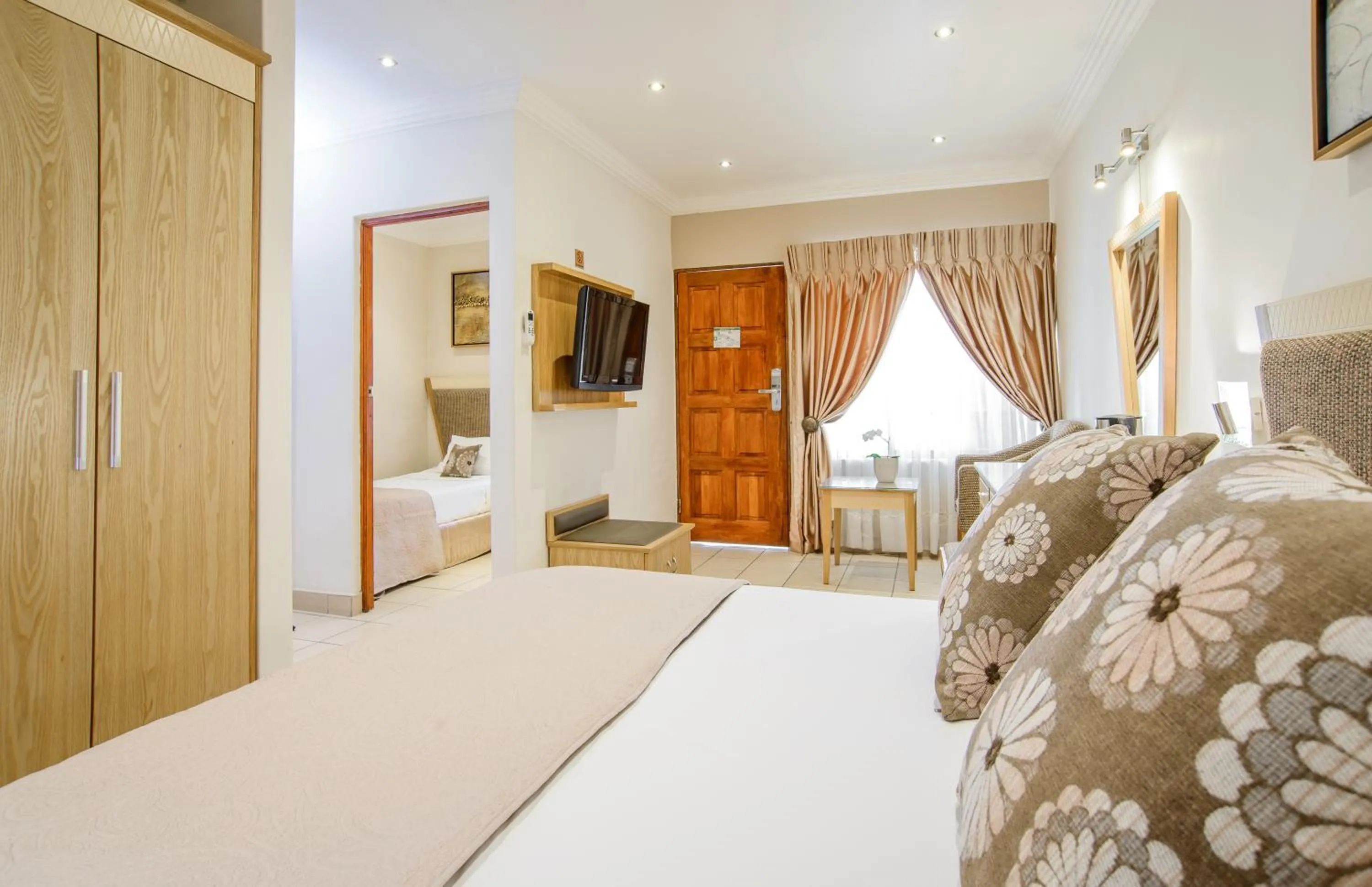 Bedroom, Bed in The Cycad Lodge & Chalets