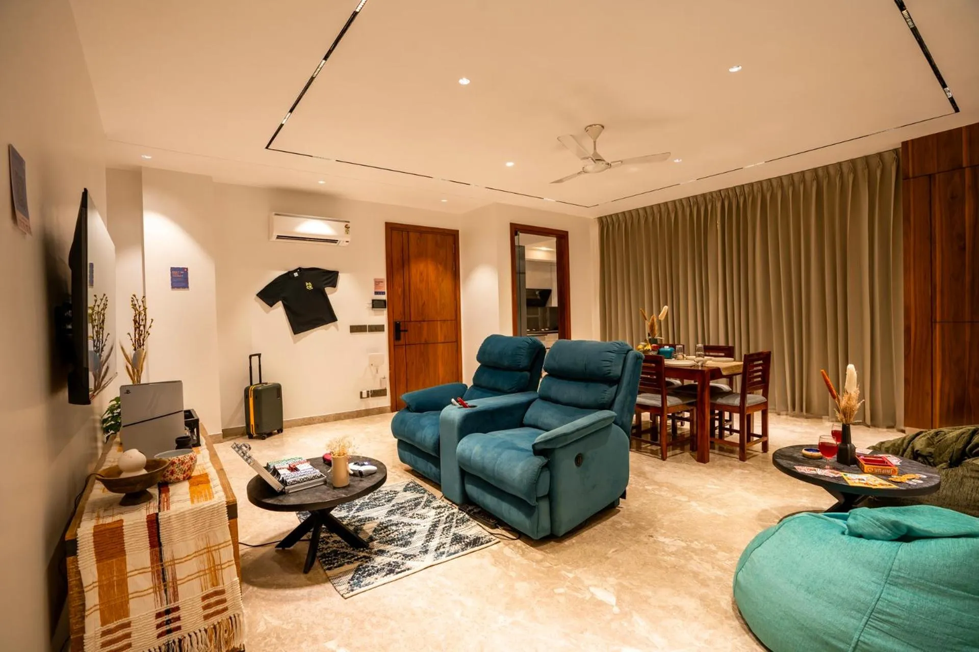 Communal lounge/ TV room in LiveAway Gurugram, Golf Course Road by PACK