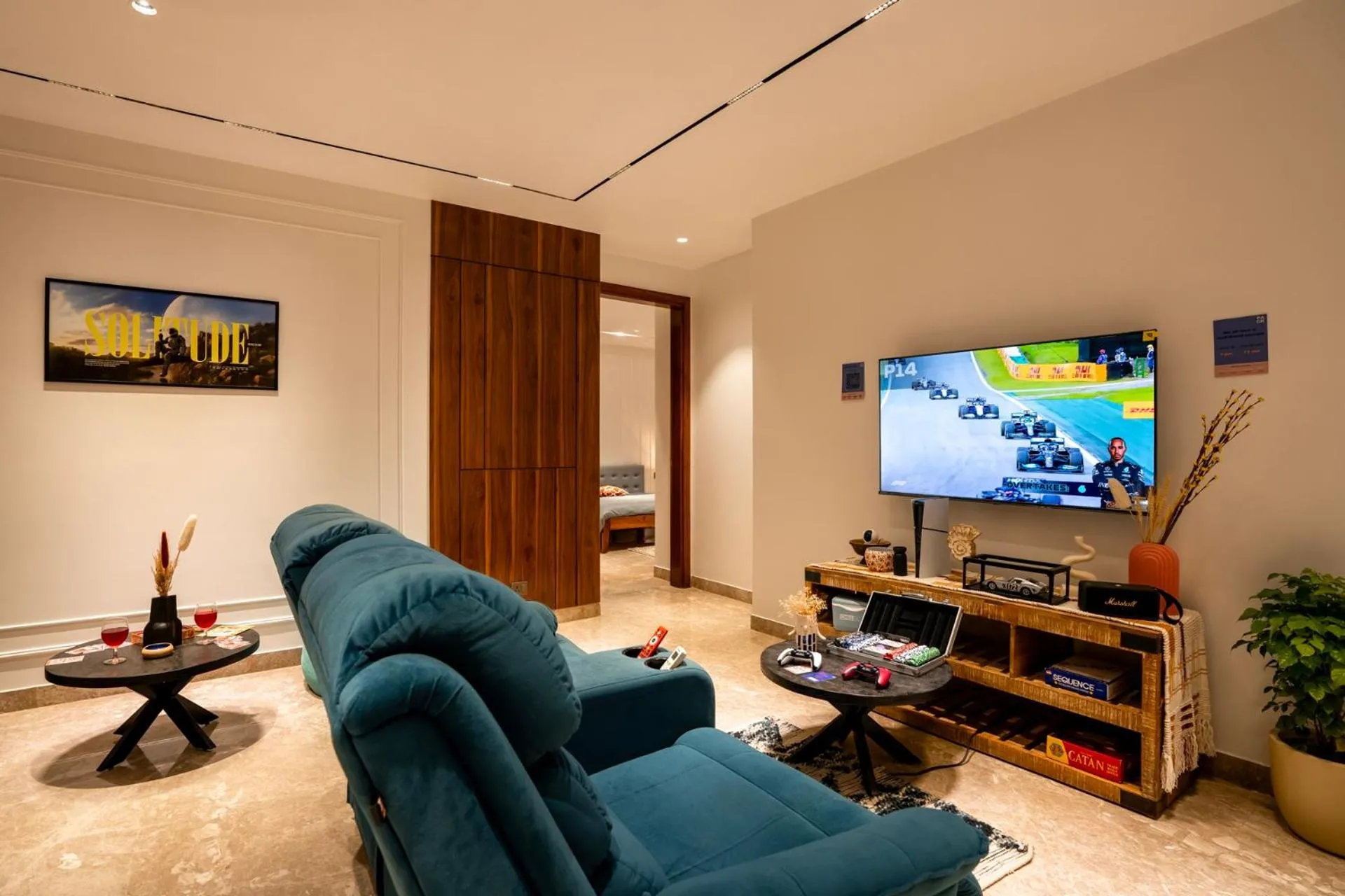 Communal lounge/ TV room in LiveAway Gurugram, Golf Course Road by PACK