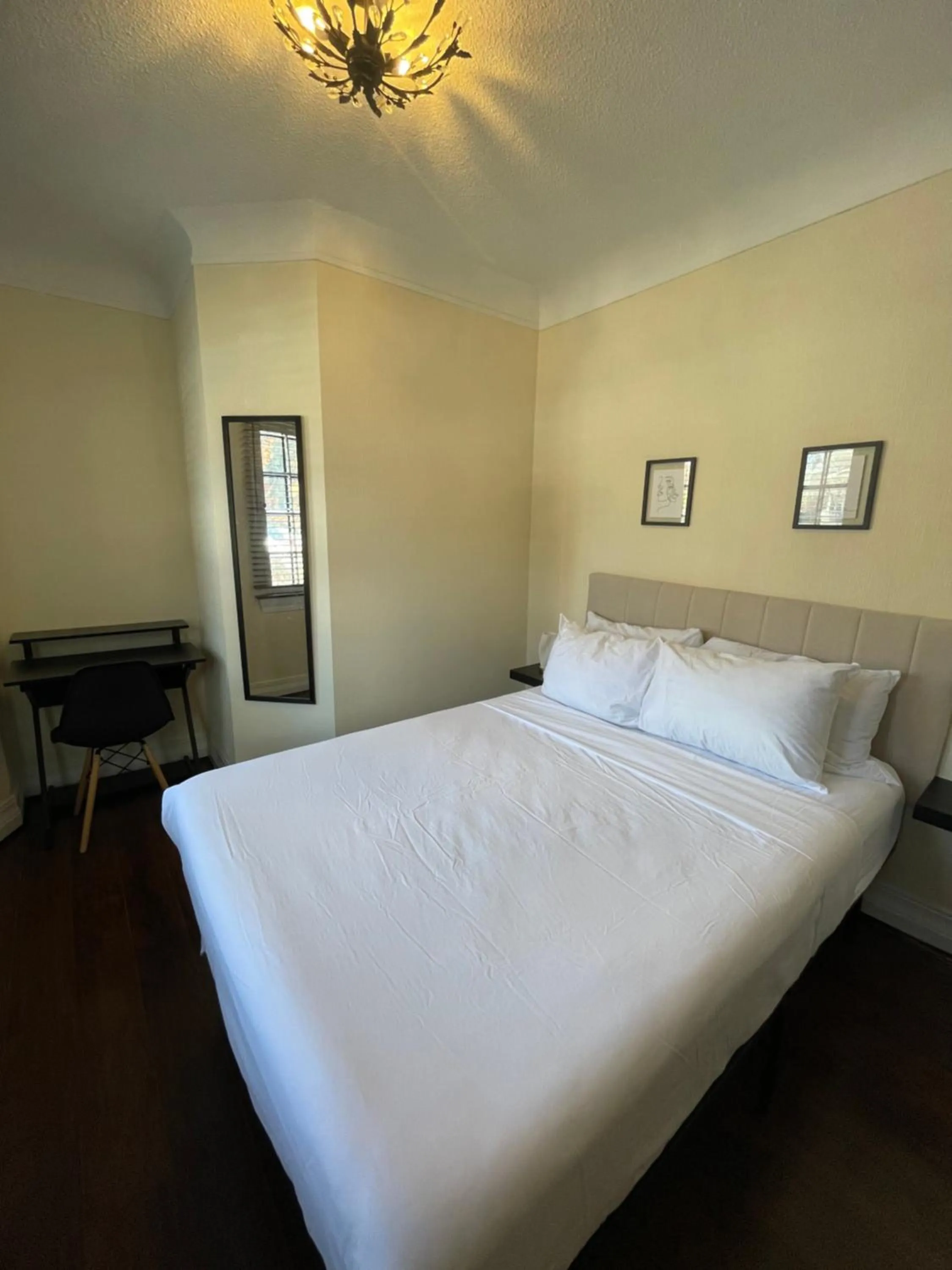 Photo of the whole room, Bed in The Ambassador