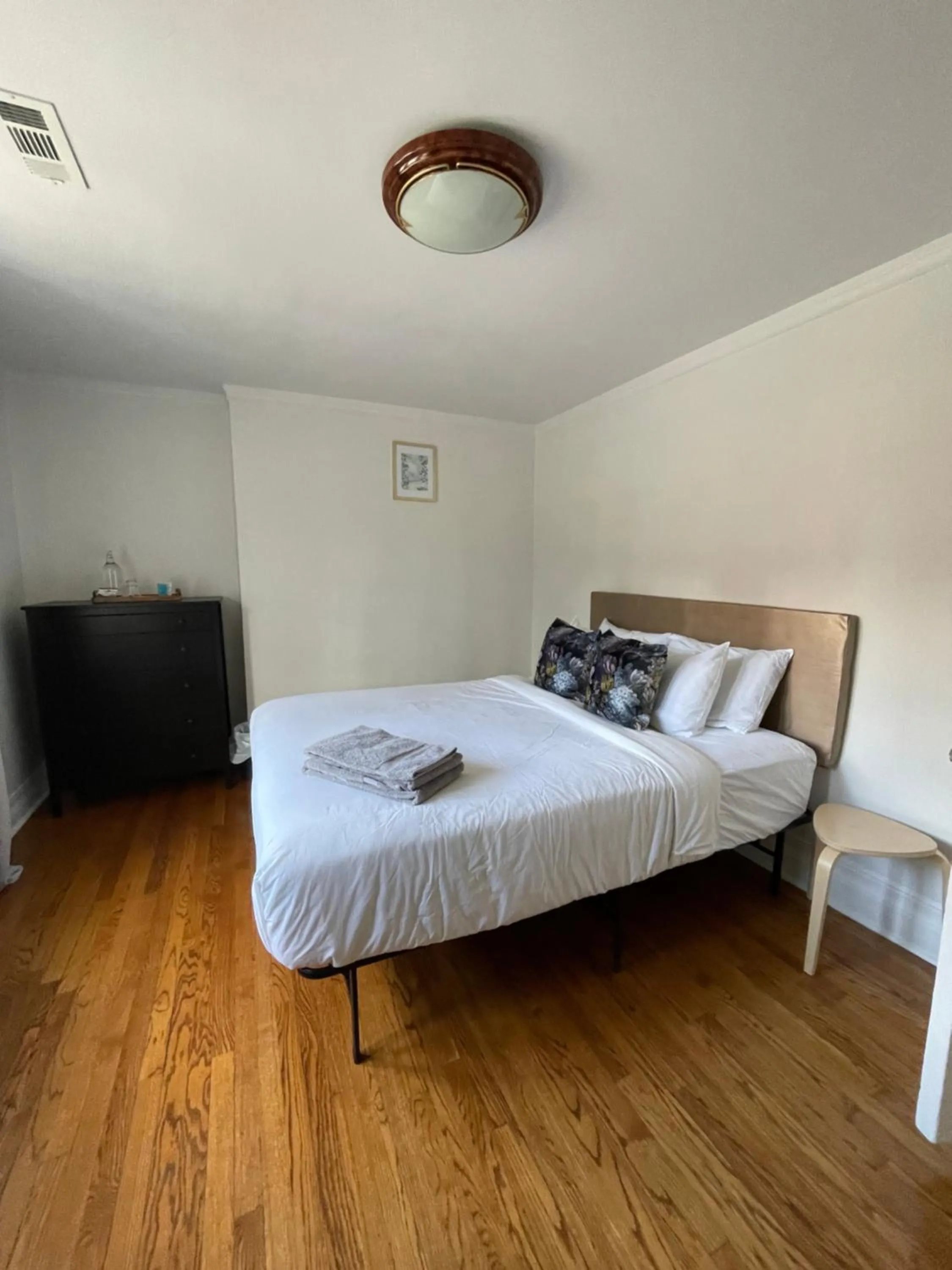 Photo of the whole room, Bed in The Ambassador