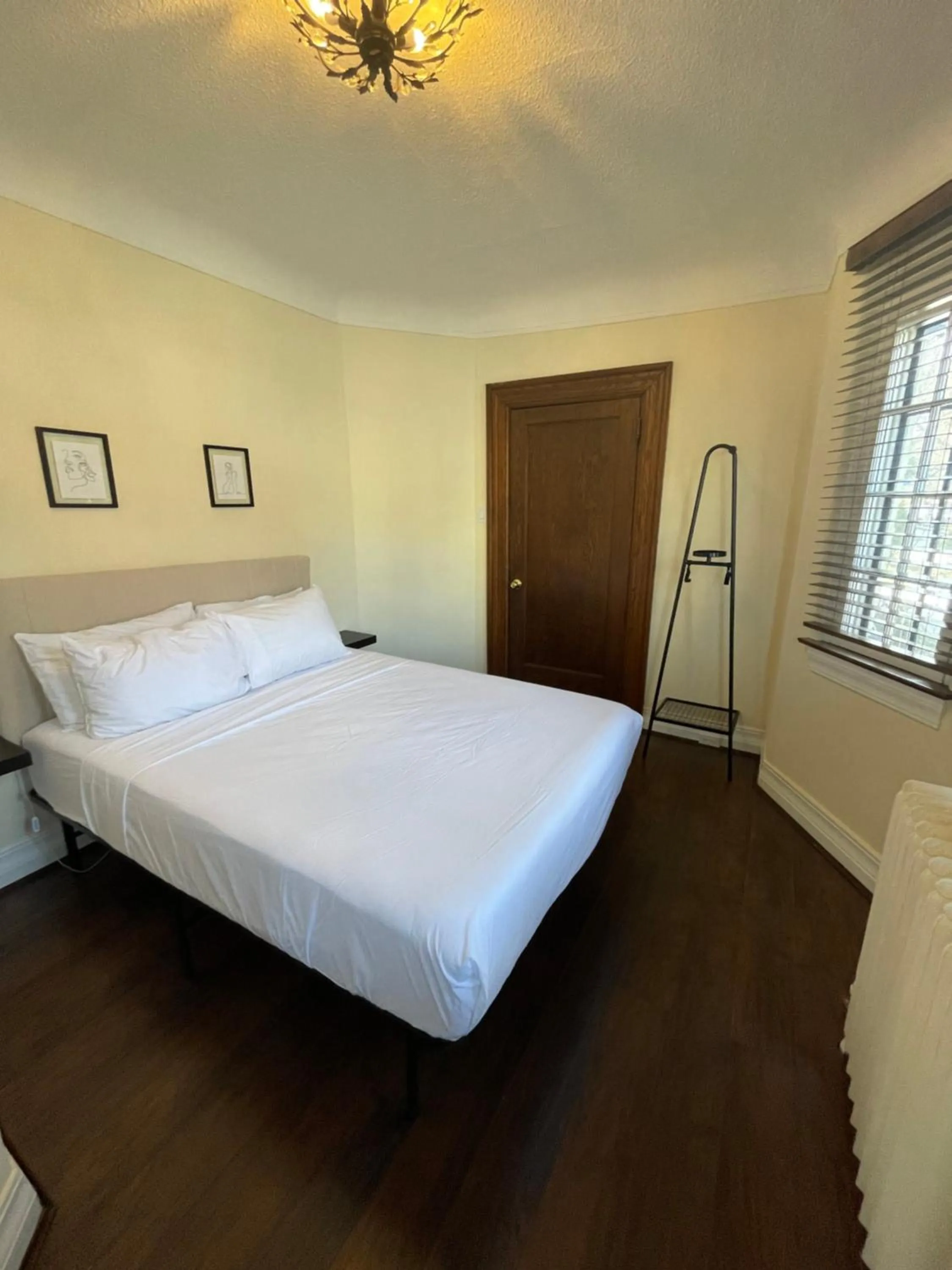 Photo of the whole room, Bed in The Ambassador