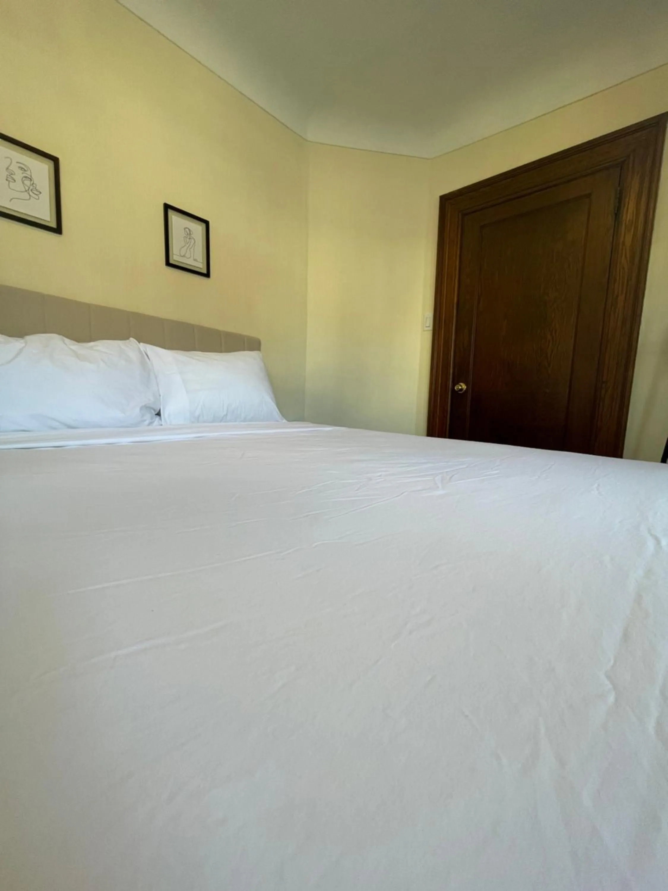 Bedroom, Bed in The Ambassador