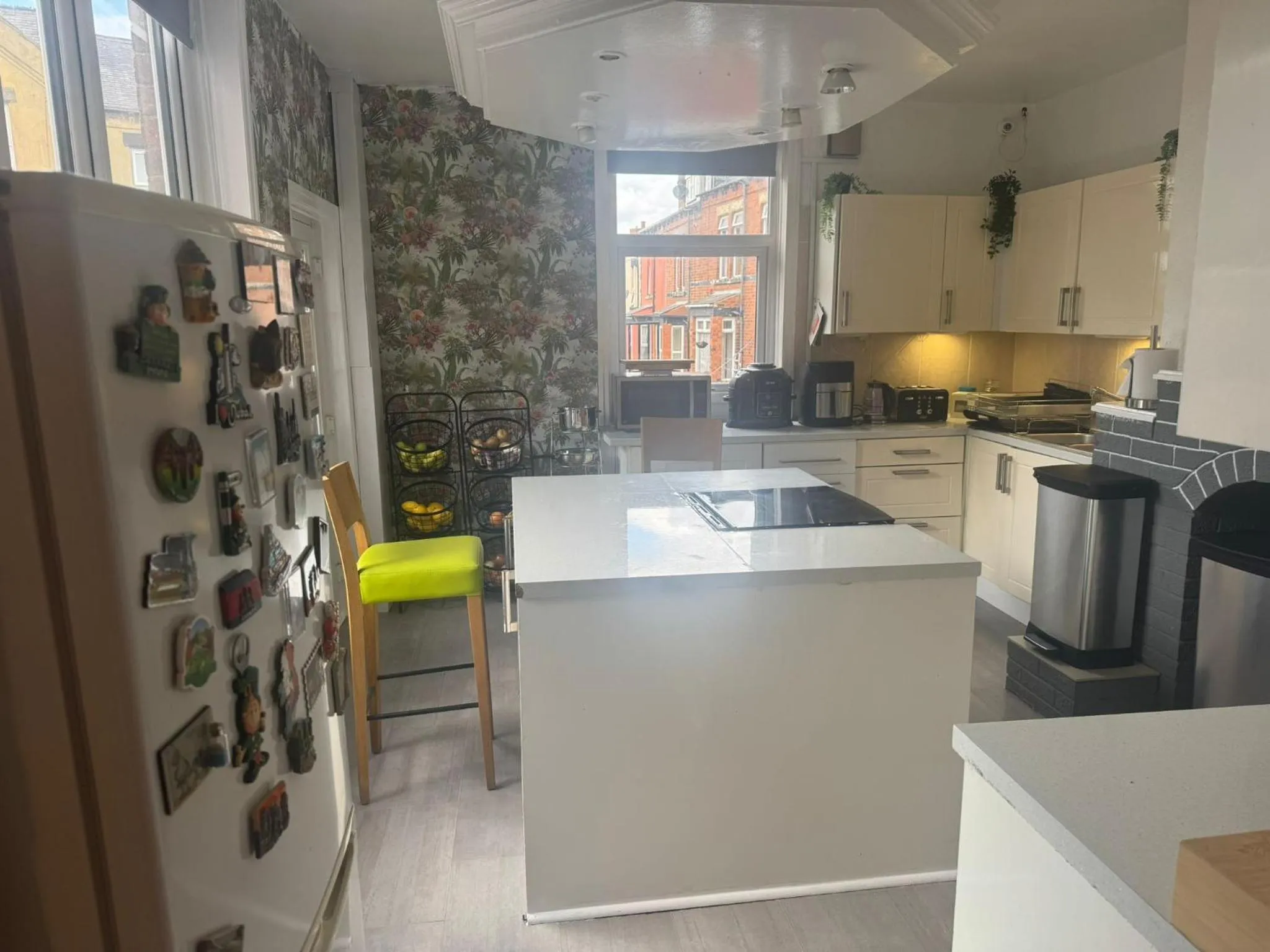 Communal lounge/ TV room in Woodville Lodge Leeds by OYO